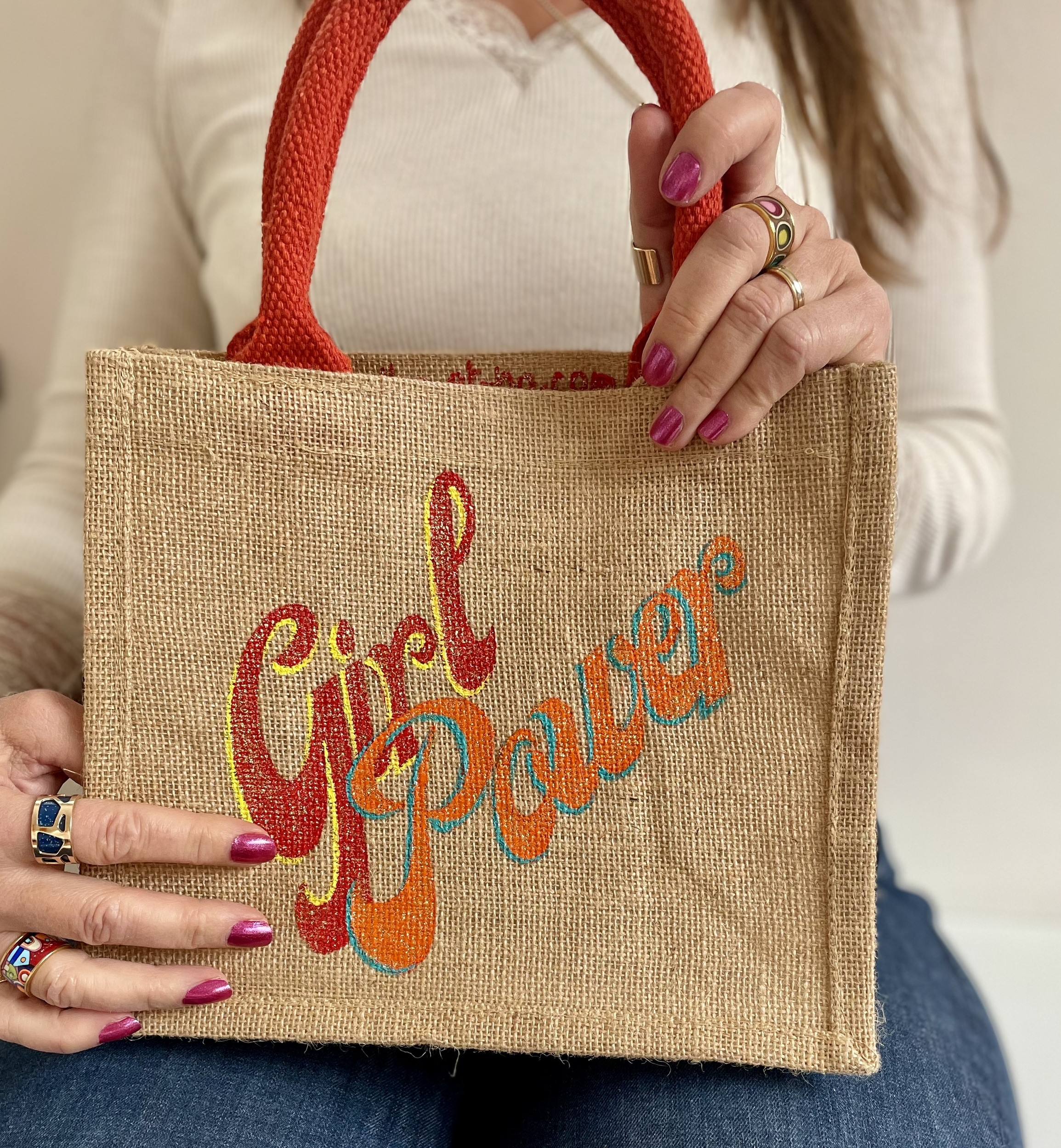 sac en jute avec un message scintillant "girlpower"peint à la main par Elles et No.
