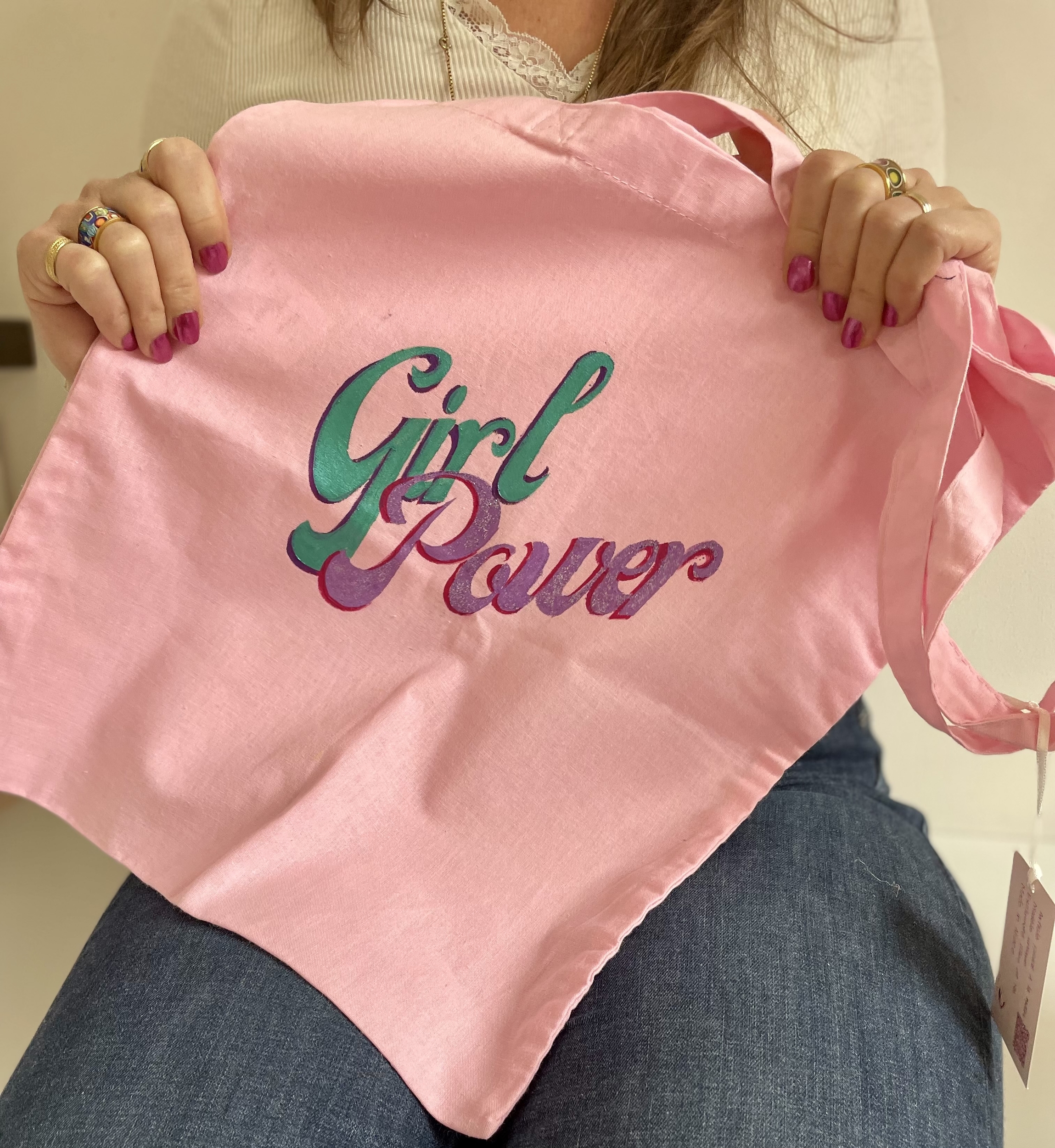Tote bag coton rose avec le message scintillant "girl power" peint à la main par Elles et No.