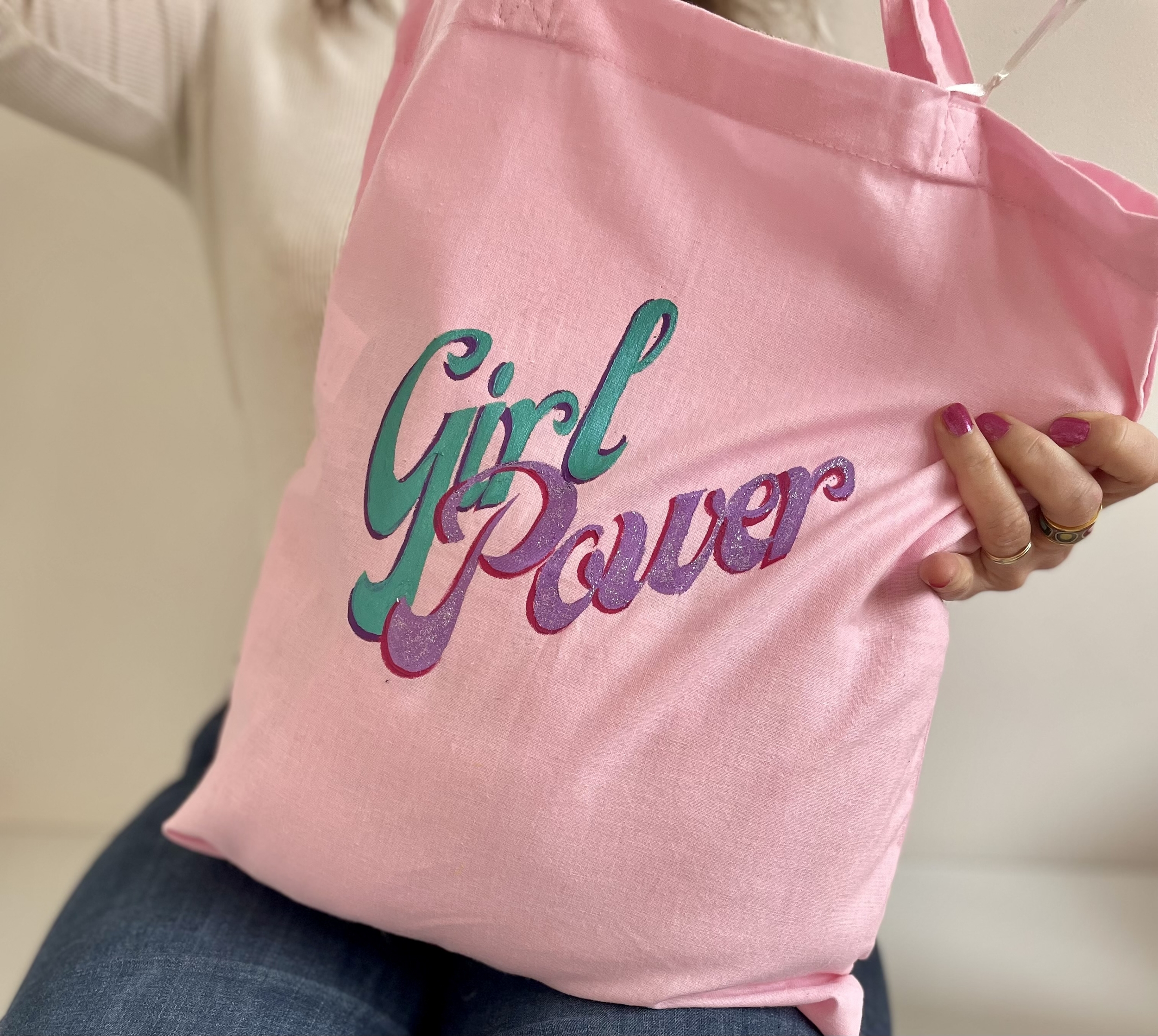 Tote bag coton rose avec le message scintillant "girl power" peint à la main par Elles et No.