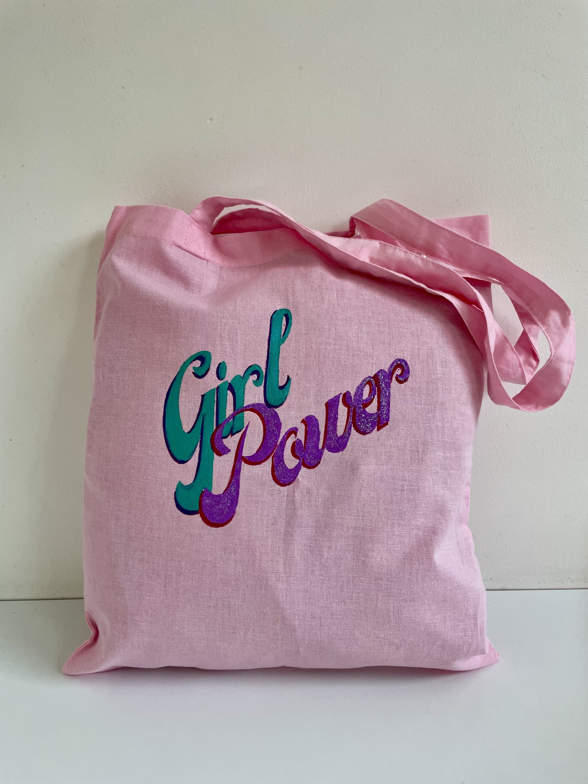 Tote bag coton rose avec le message scintillant "girl power" peint à la main par Elles et No.