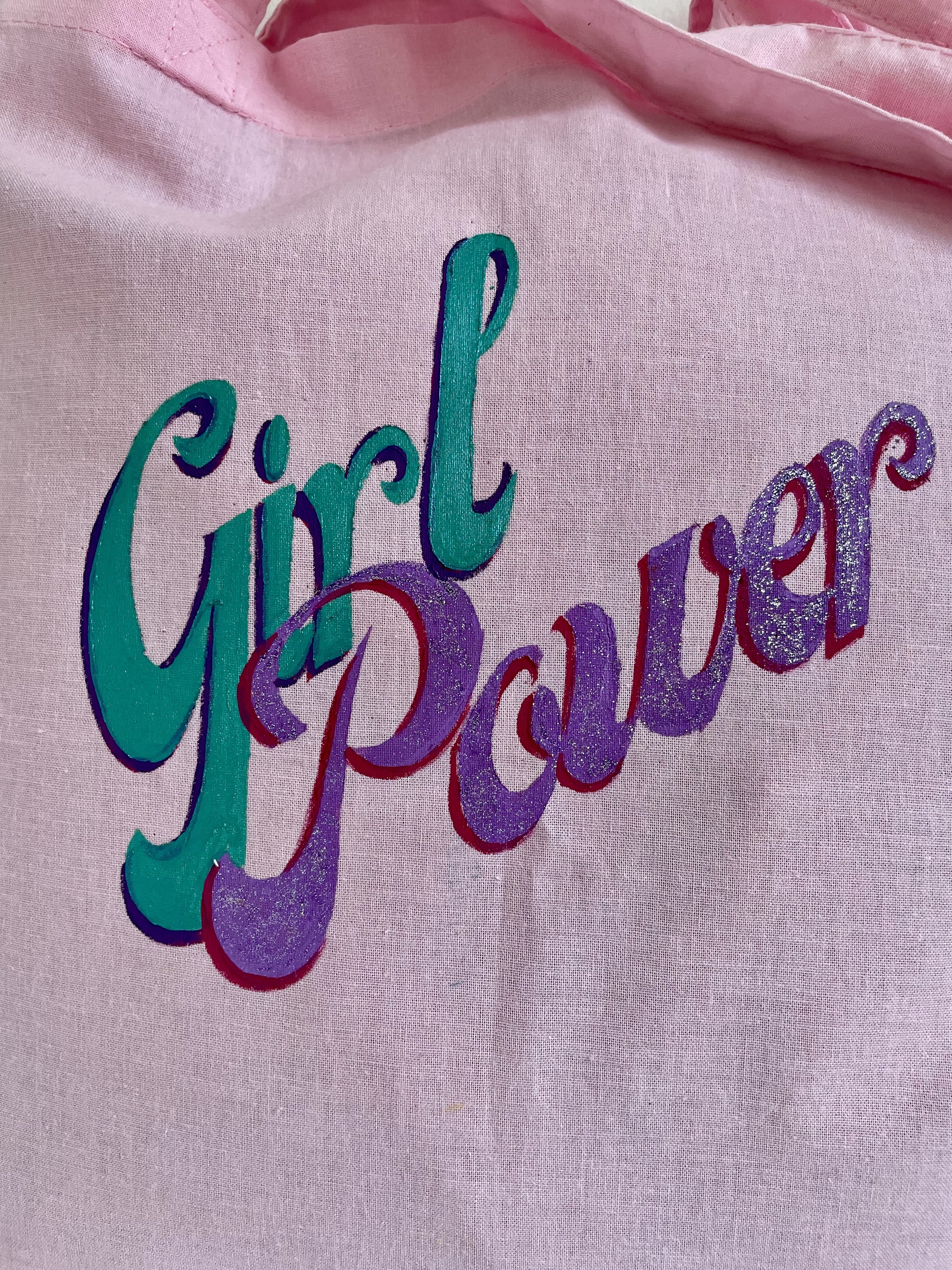 Tote bag coton rose avec le message scintillant "girl power" peint à la main par Elles et No.