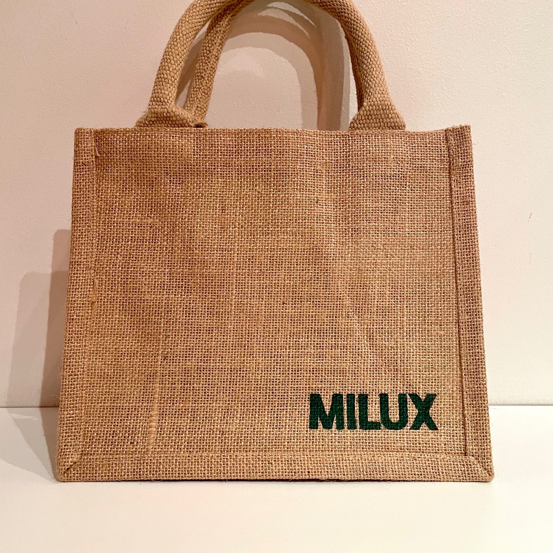 sac en jute avec logo chaîne dhôtelleries de luxe peint à la main par Elles et No.