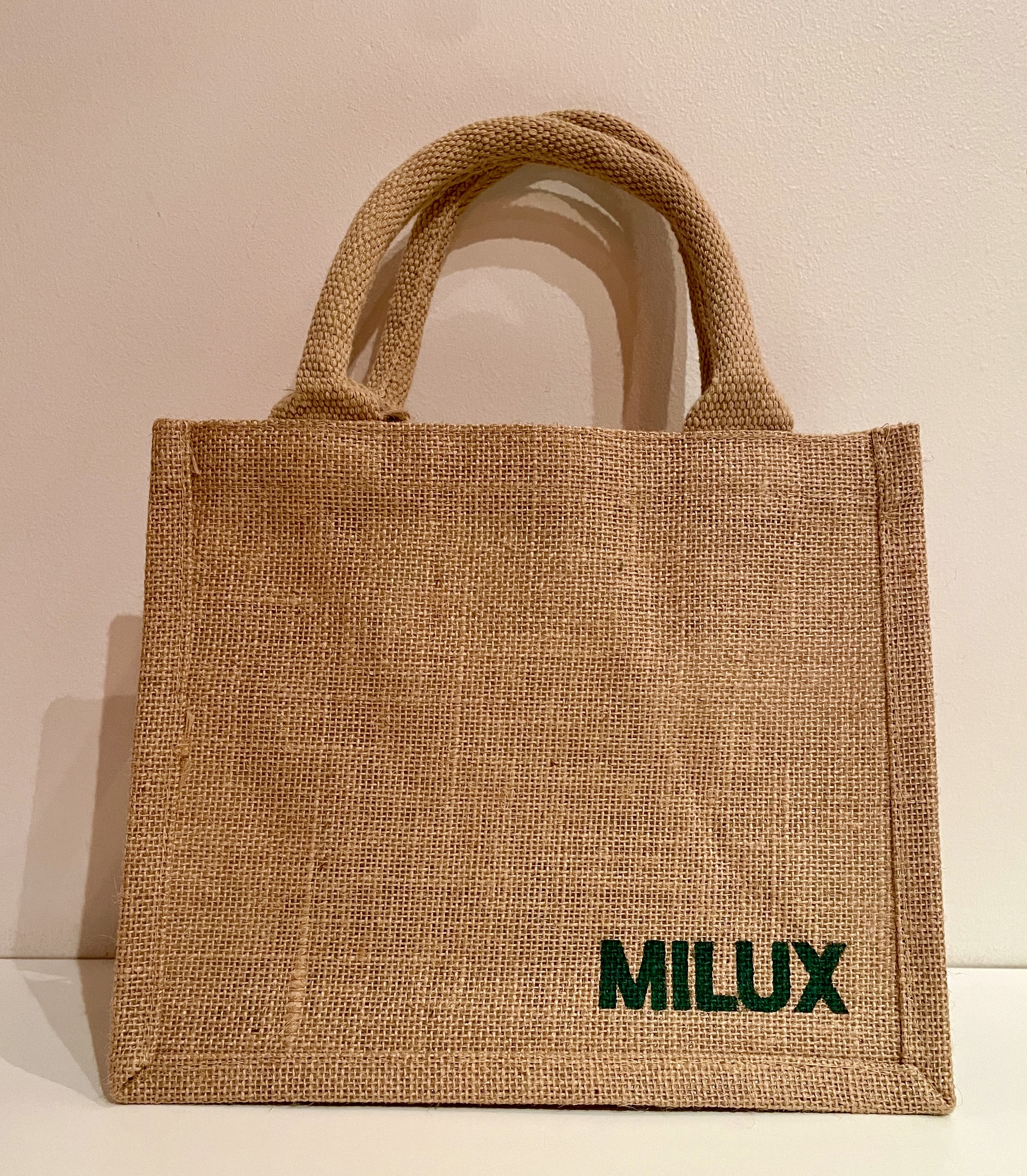 ac en jute avec logo chaîne dhôtelleries de luxe peint à la main par Elles et No.