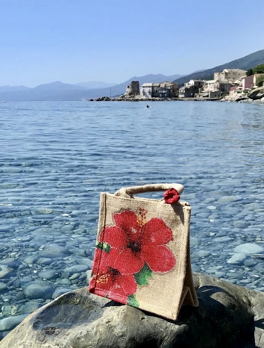petit sac en jute avec deux hibiscus peints à la main par Elles et No.