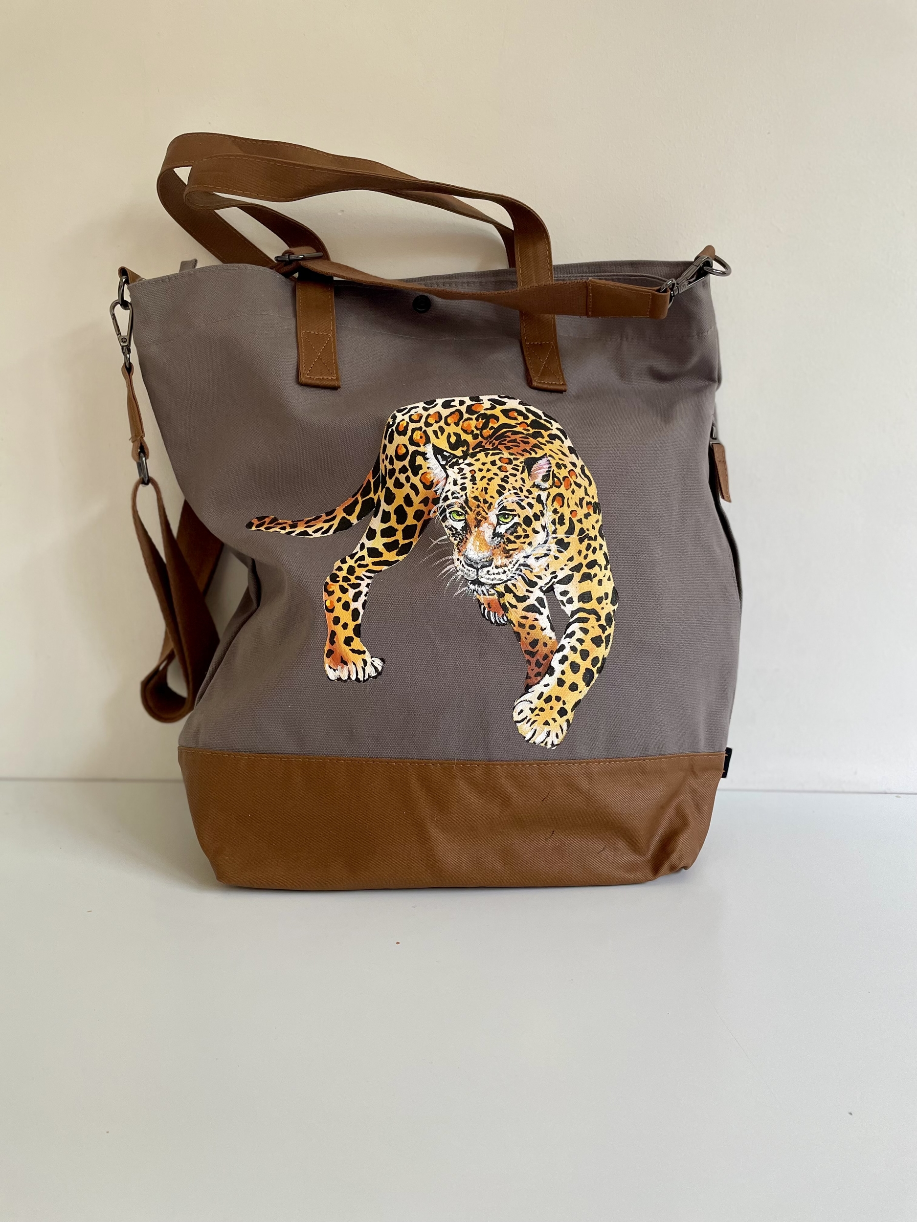 Grand sac en coton enduit marron glacé avec un léopard peint à la main par Elles et No.