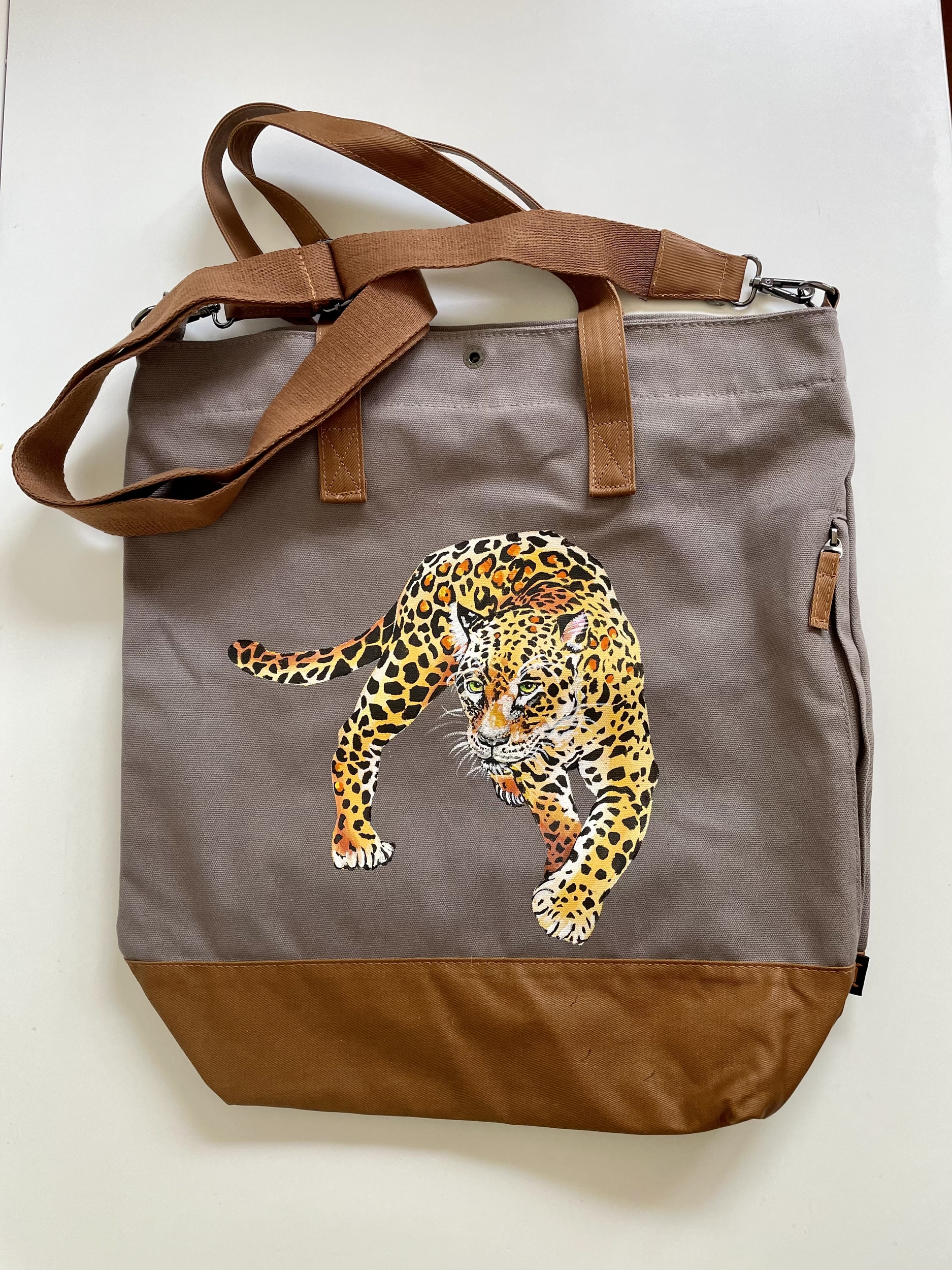 Grand sac en coton enduit marron glacé avec un léopard peint à la main par Elles et No.