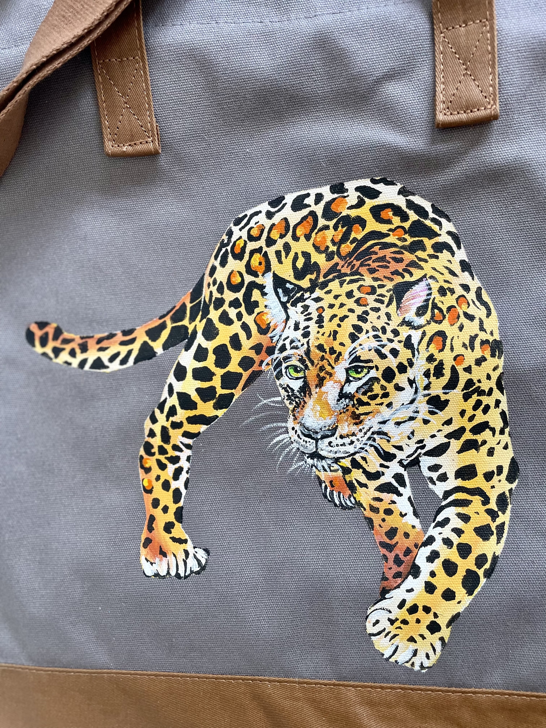 Grand sac en coton enduit marron glacé avec un léopard peint à la main par Elles et No., détail