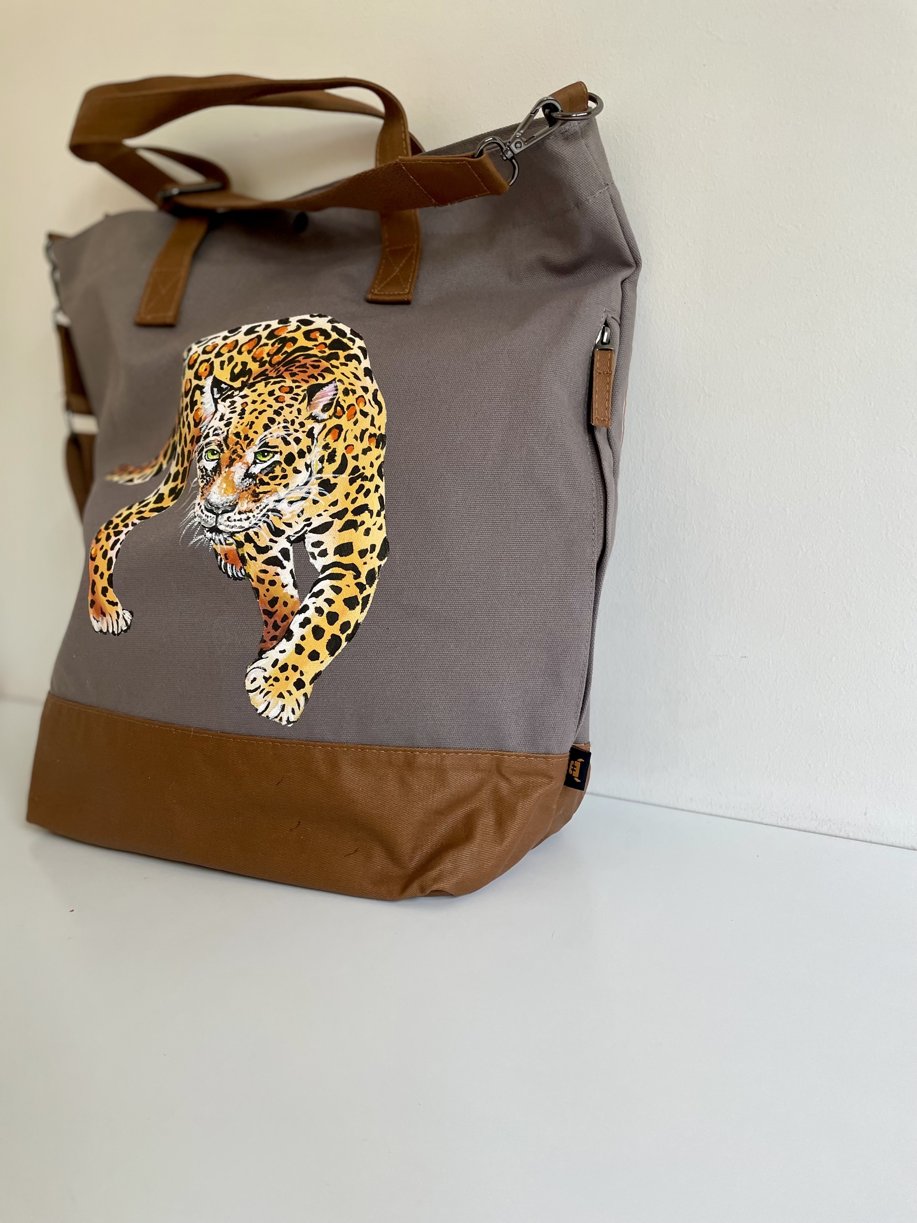 Grand sac en coton enduit marron glacé avec un léopard peint à la main par Elles et No.