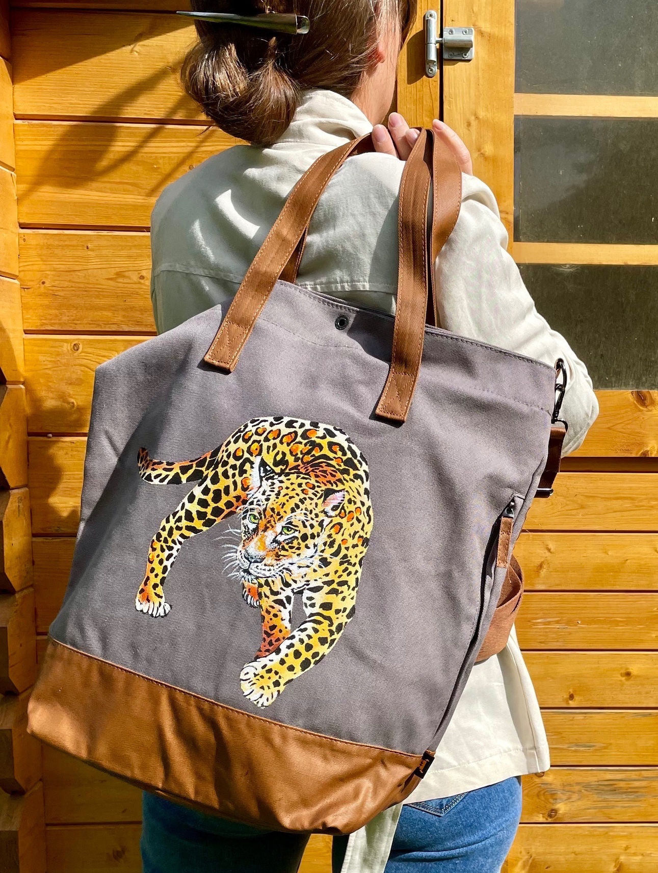 Grand sac en coton enduit marron glacé avec un léopard peint à la main par Elles et No., présenté porté