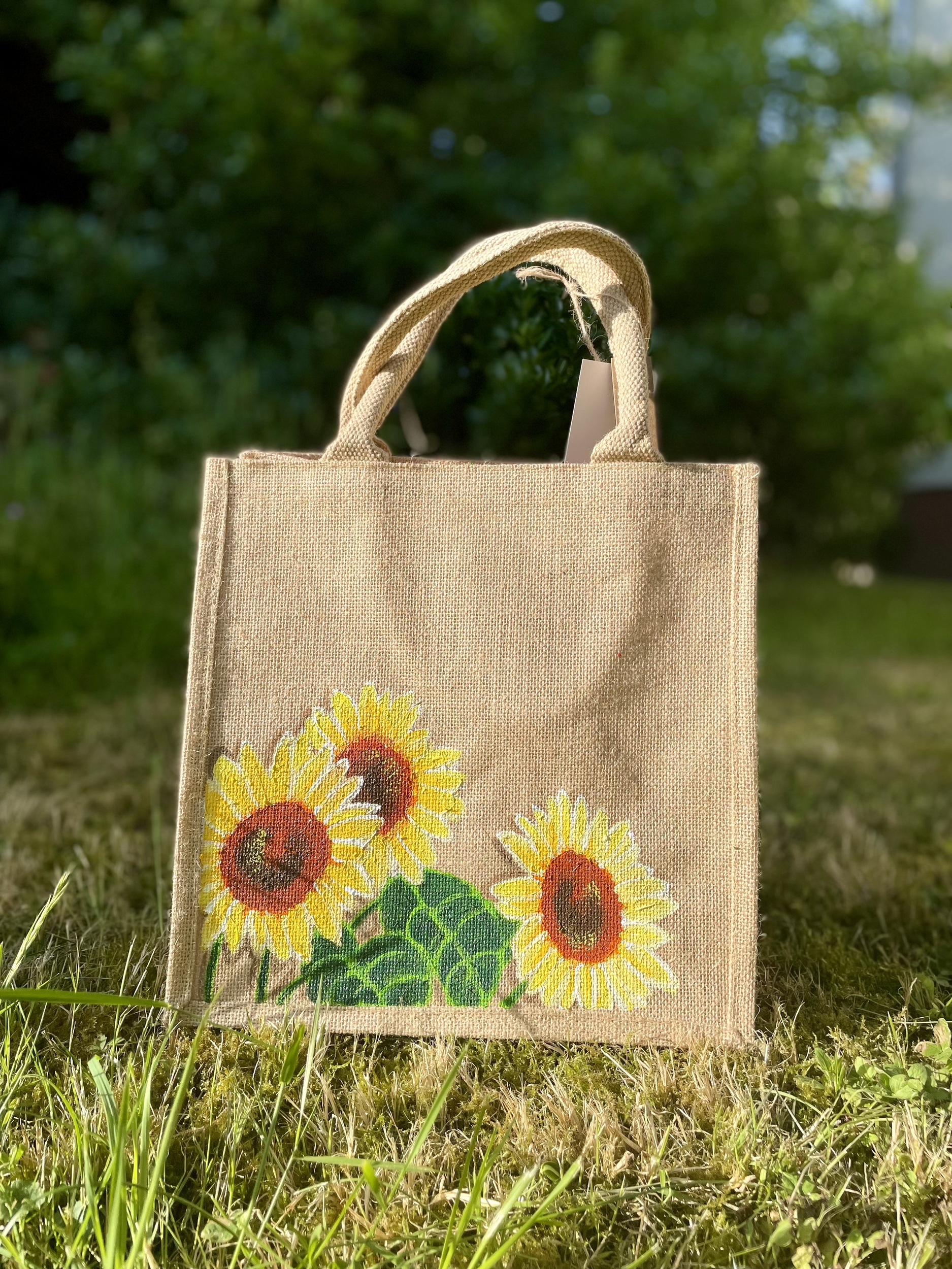 sac en jute taille moyenne avec trois tournesols peints à la main par Elles et No.