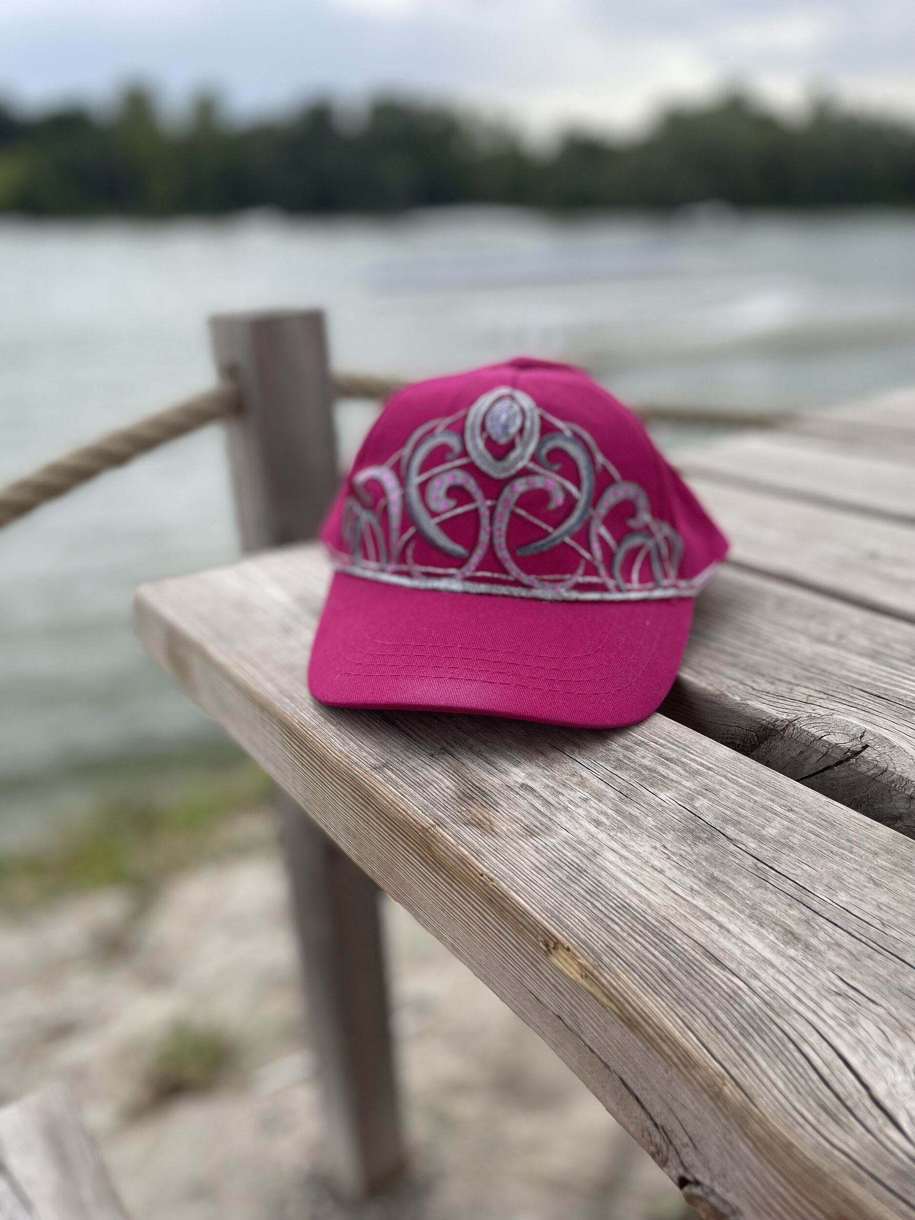 Casquette enfant rose avec une couronne argentée peinte à la main par Elles et No.