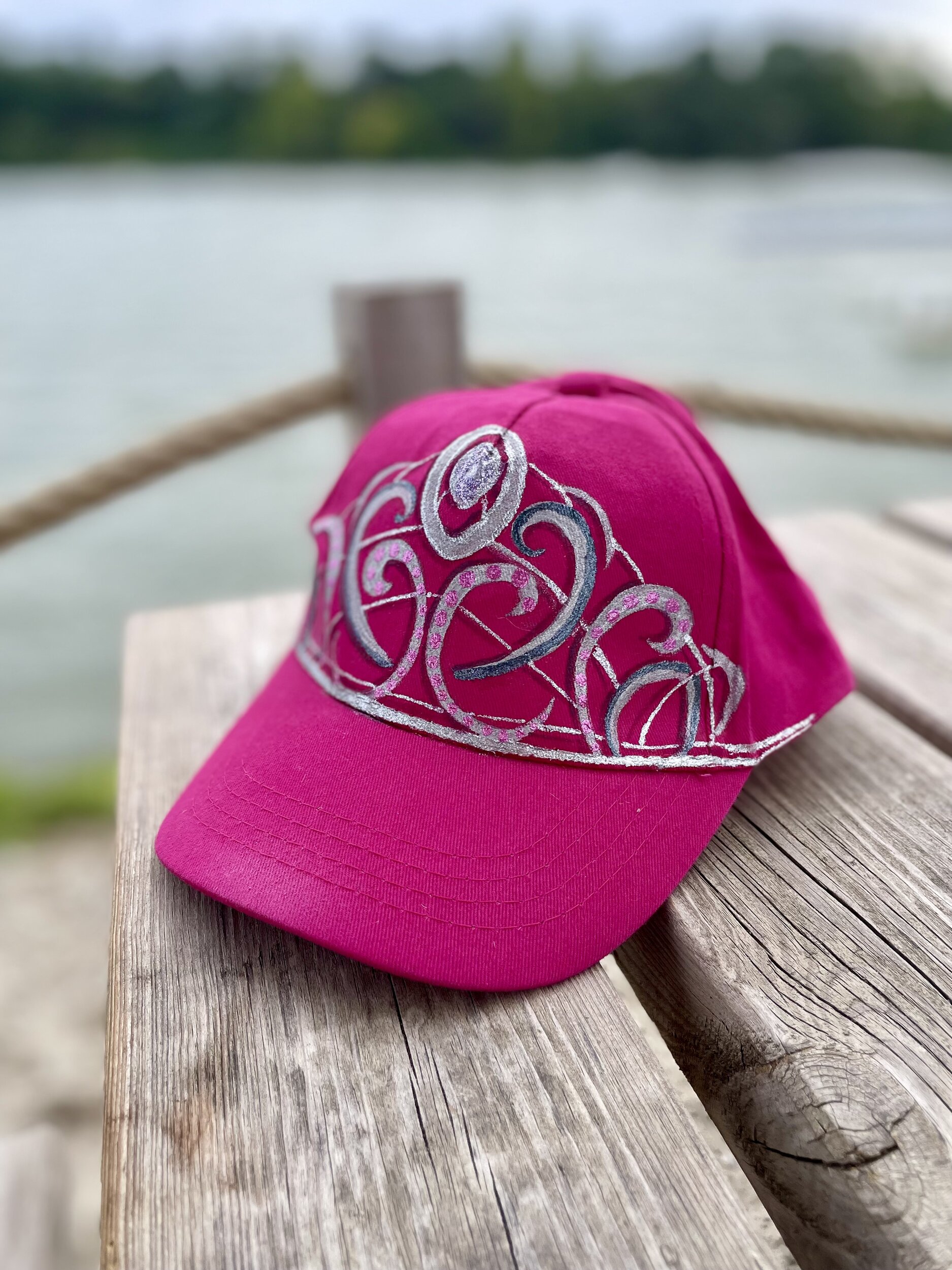 Casquette enfant rose avec une couronne argentée peinte à la main par Elles et No.