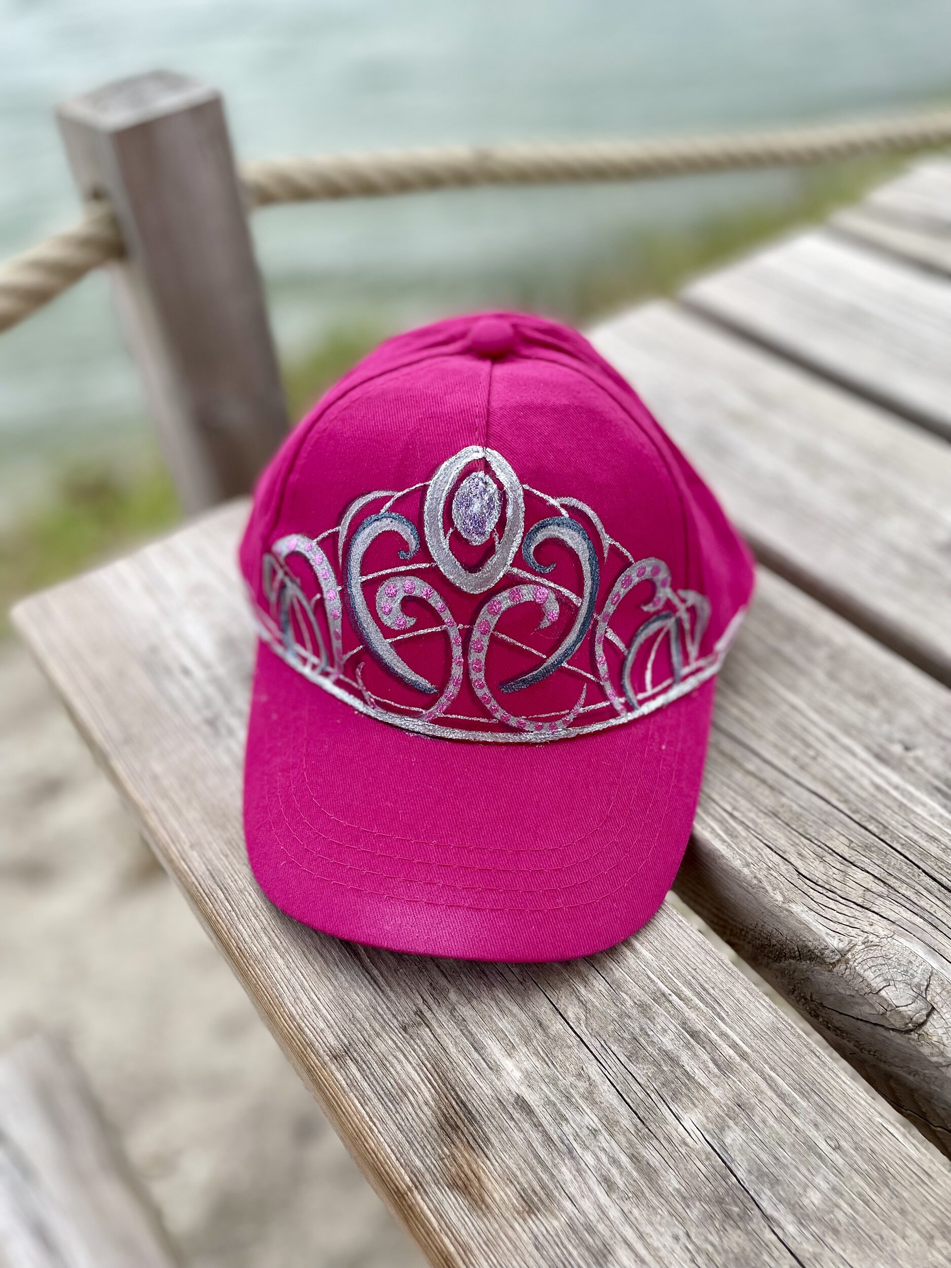 Casquette enfant rose avec une couronne argentée peinte à la main par Elles et No.
