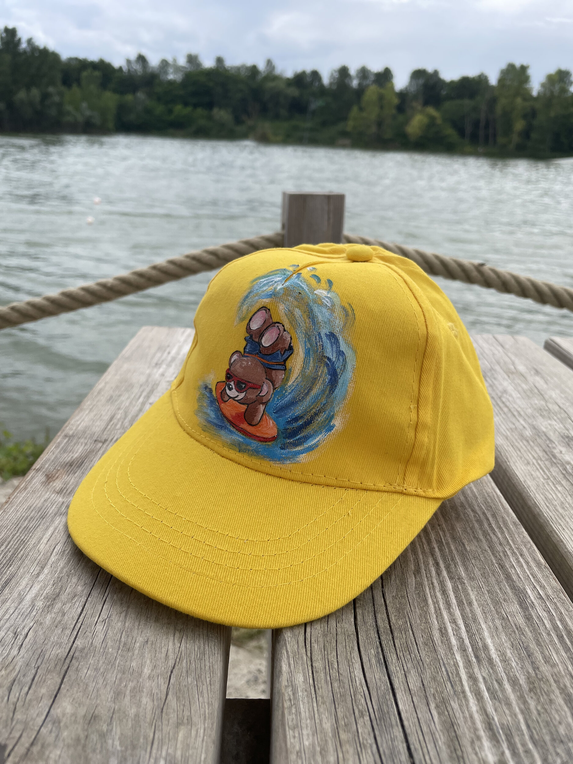 Casquette enfant en coton jaune avec un ourson surfeur peint à la main Elles et No