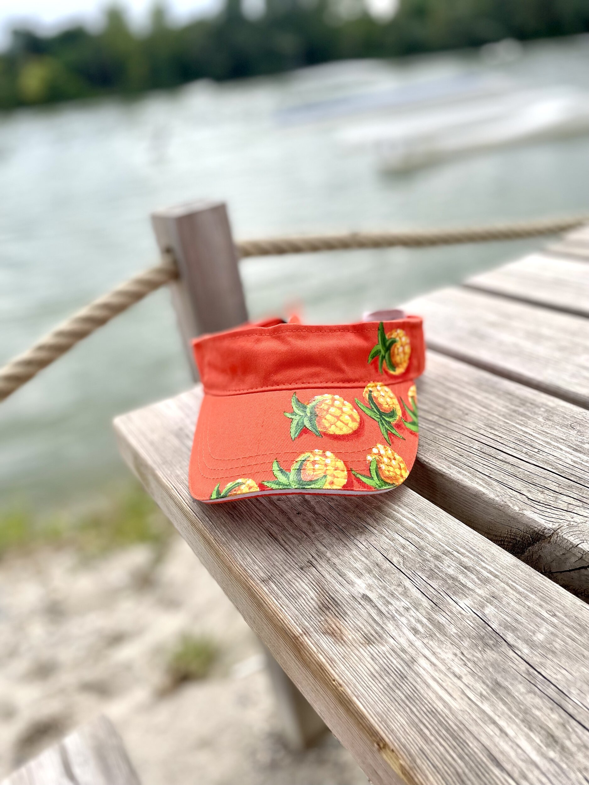 visière orange pour femme avec ananas scintillants peints à la main par elles et no