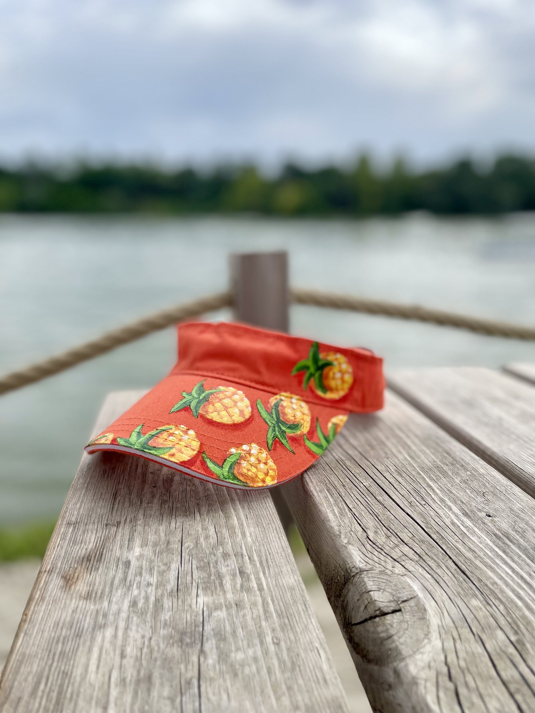 visière orange pour femme avec ananas scintillants peints à la main par elles et no