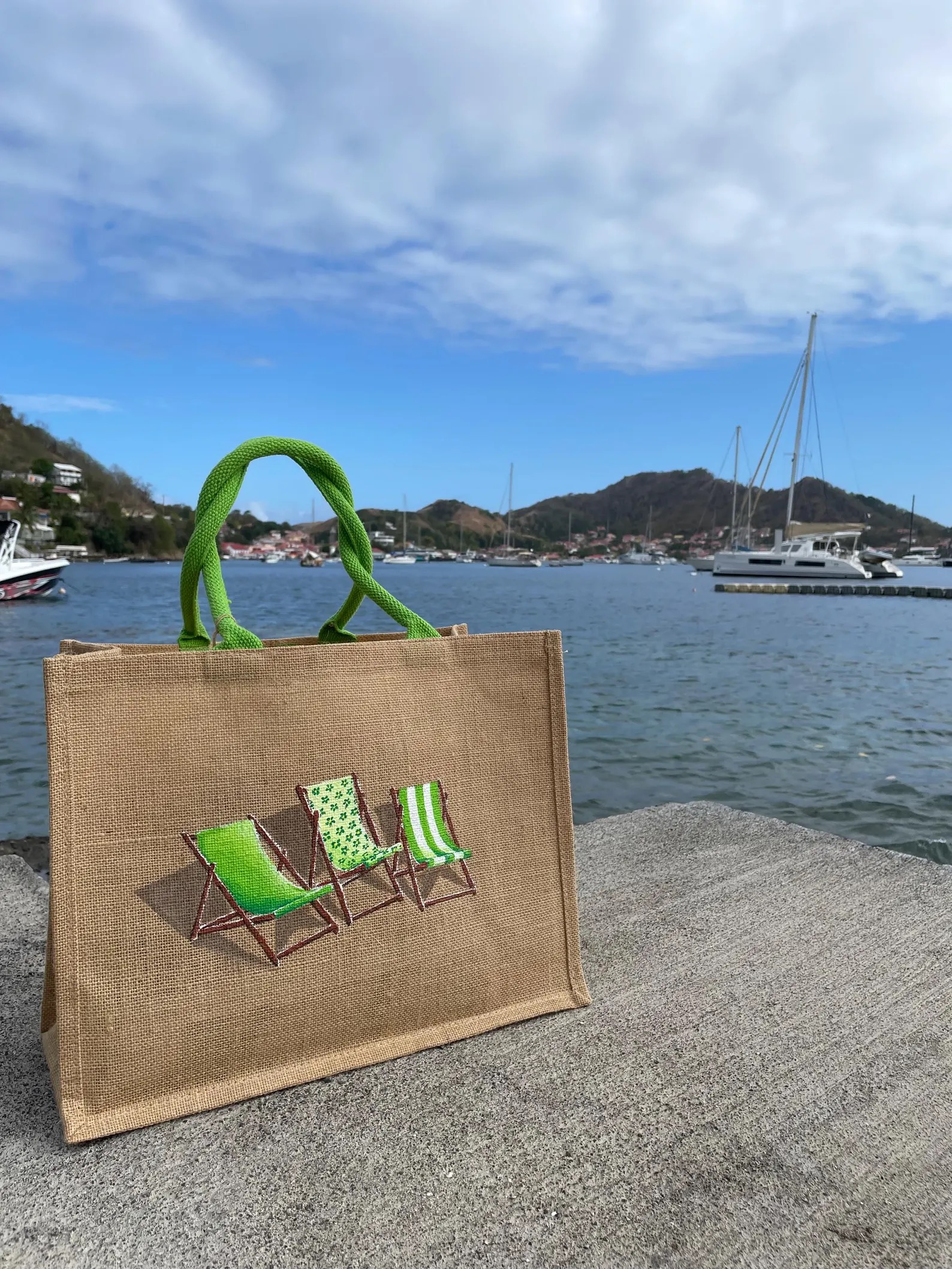 sac de plage en jute avec des transats aux couleurs vertes peints à la main par Elles et No.
