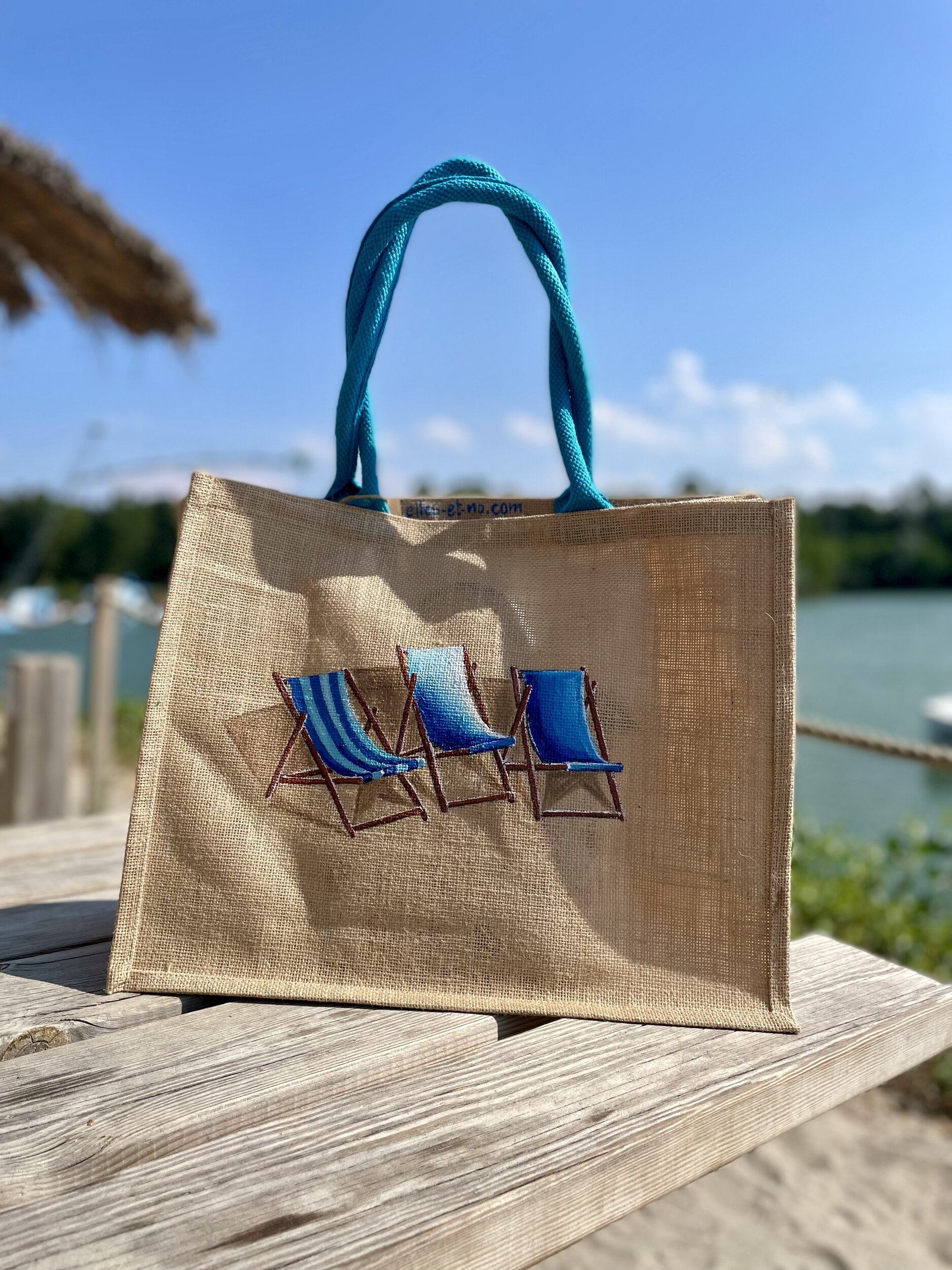 sac de plage avec des transats dans les tons bleus peints à la main par Elles et No.