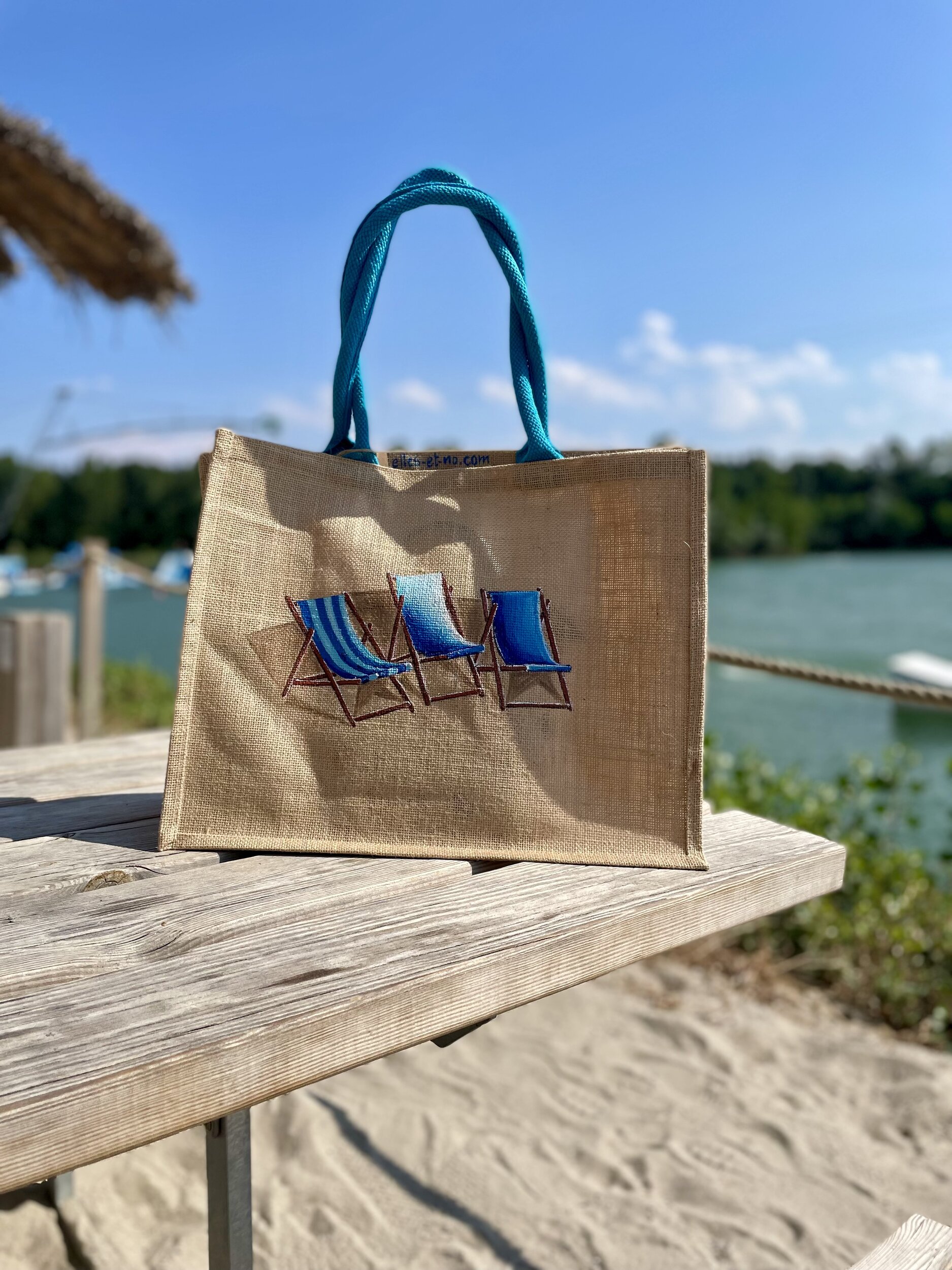 sac de plage avec des transats dans les tons bleus peints à la main par Elles et No.