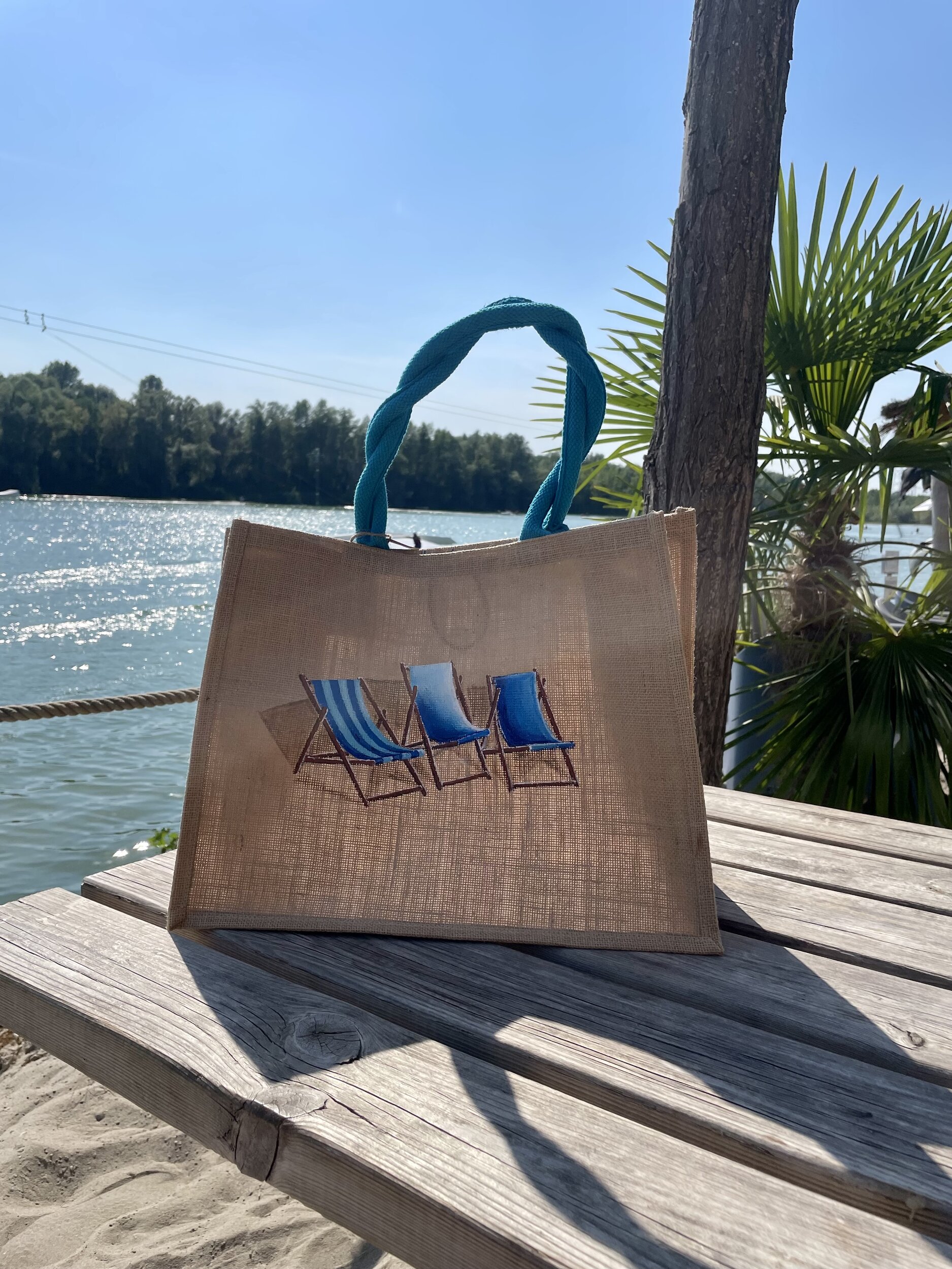 sac de plage avec des transats dans les tons bleus peints à la main par Elles et No.
