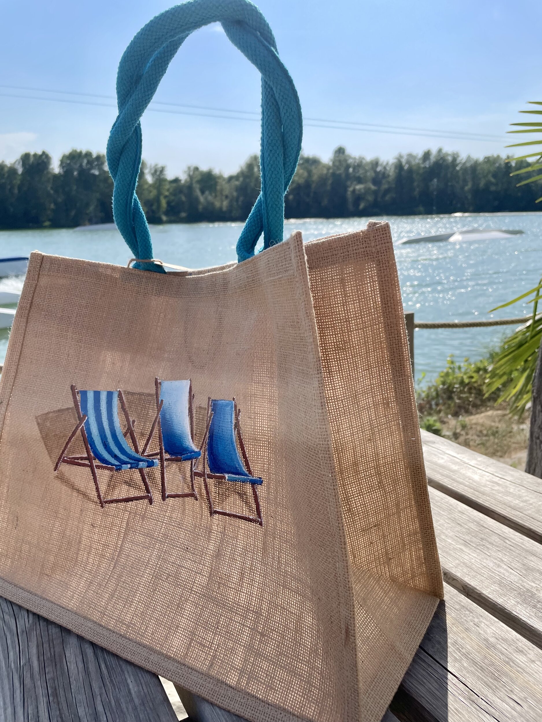sac de plage avec des transats dans les tons bleus peints à la main par Elles et No.