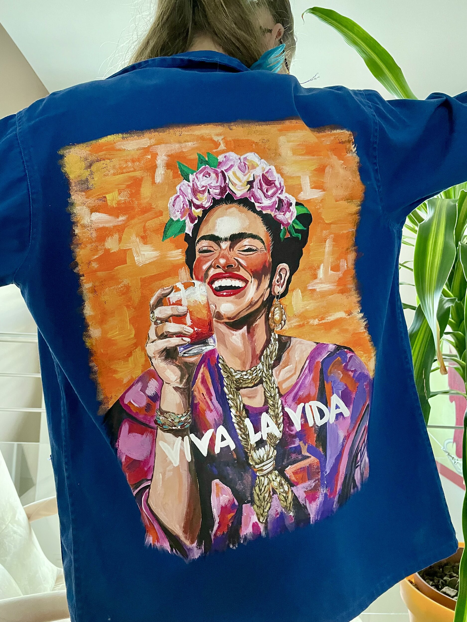 veste worker bleu avec un portrait pop de Frida Kahlo peint à la main par Elles et No.