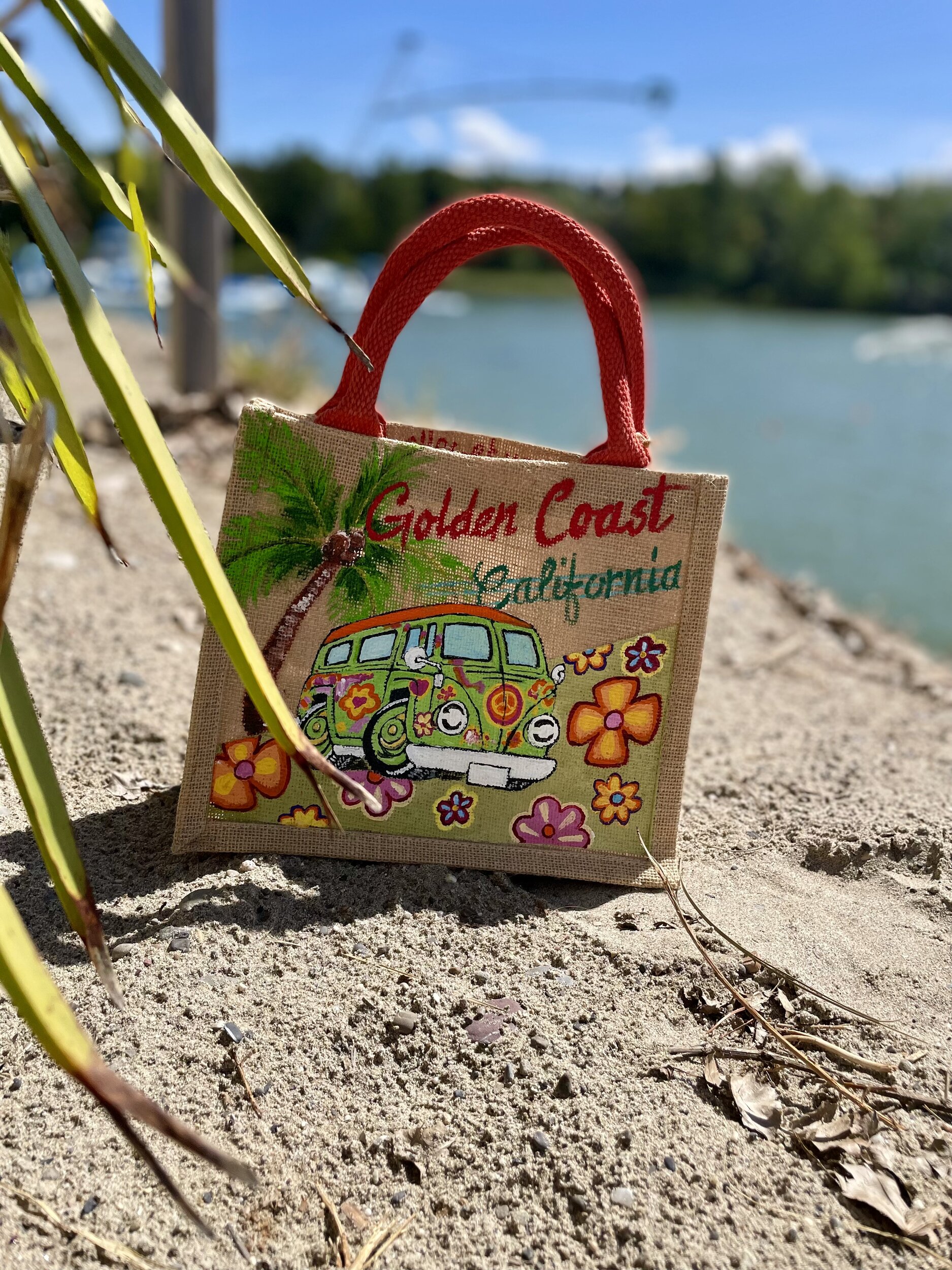 Sac en jute avec un van des fleurs et des écritures californiennes style hippie, peints là la main par Elles et No.