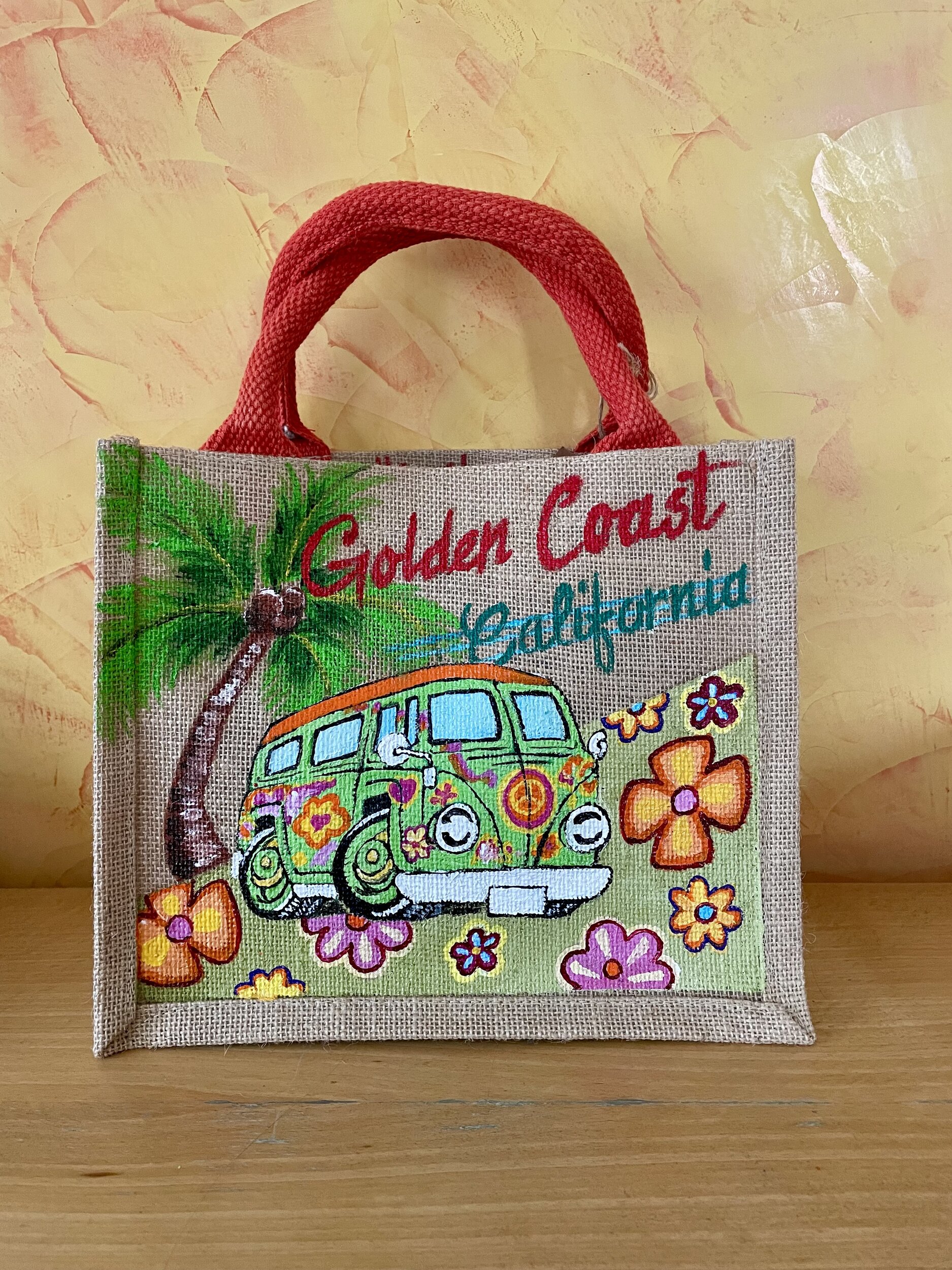 Sac en jute avec un van des fleurs et des écritures californiennes style hippie, peints là la main par Elles et No.