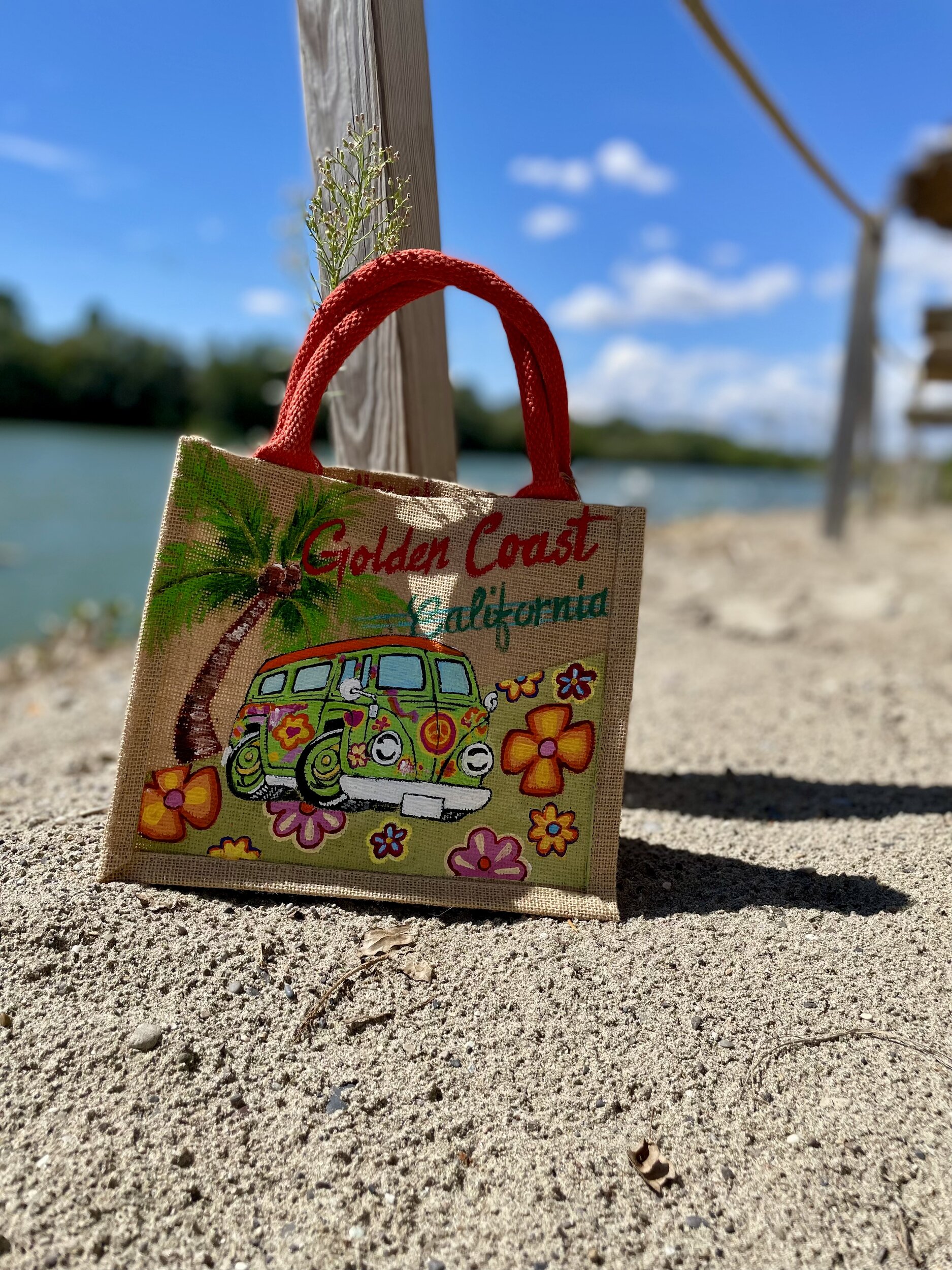 Sac en jute avec un van des fleurs et des écritures californiennes style hippie, peints là la main par Elles et No.