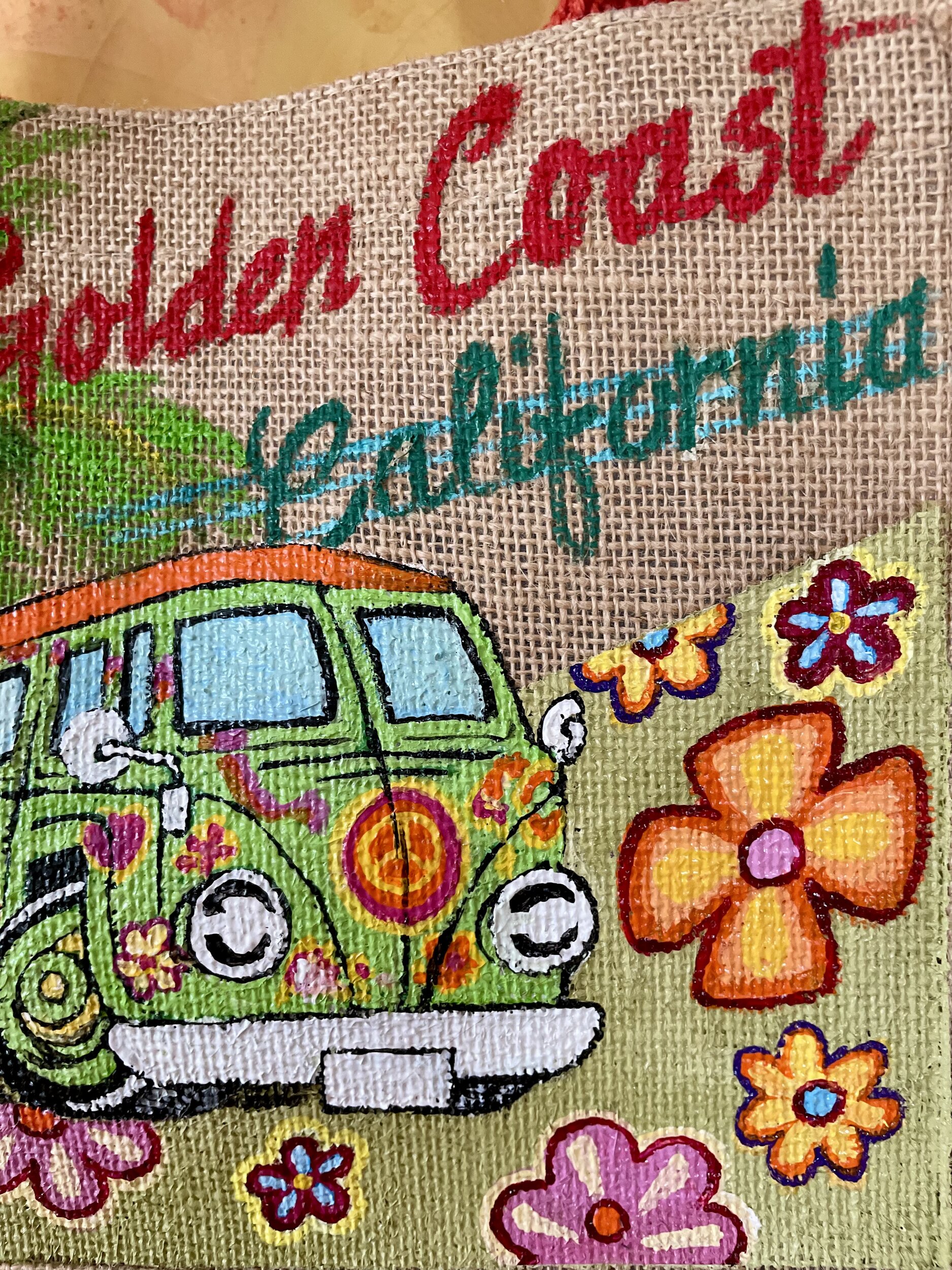 Sac en jute avec un van des fleurs et des écritures californiennes style hippie, peints là la main par Elles et No.