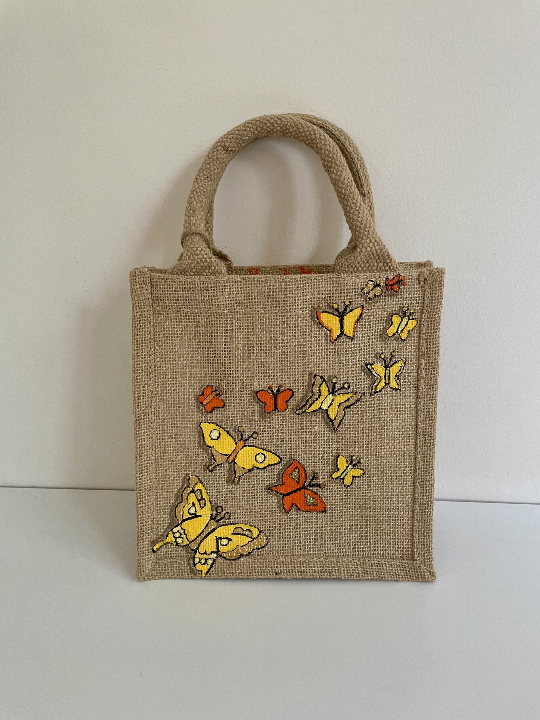 Petit sac en jute avec des papillons orange et jaune peints à la main par Elles et No.