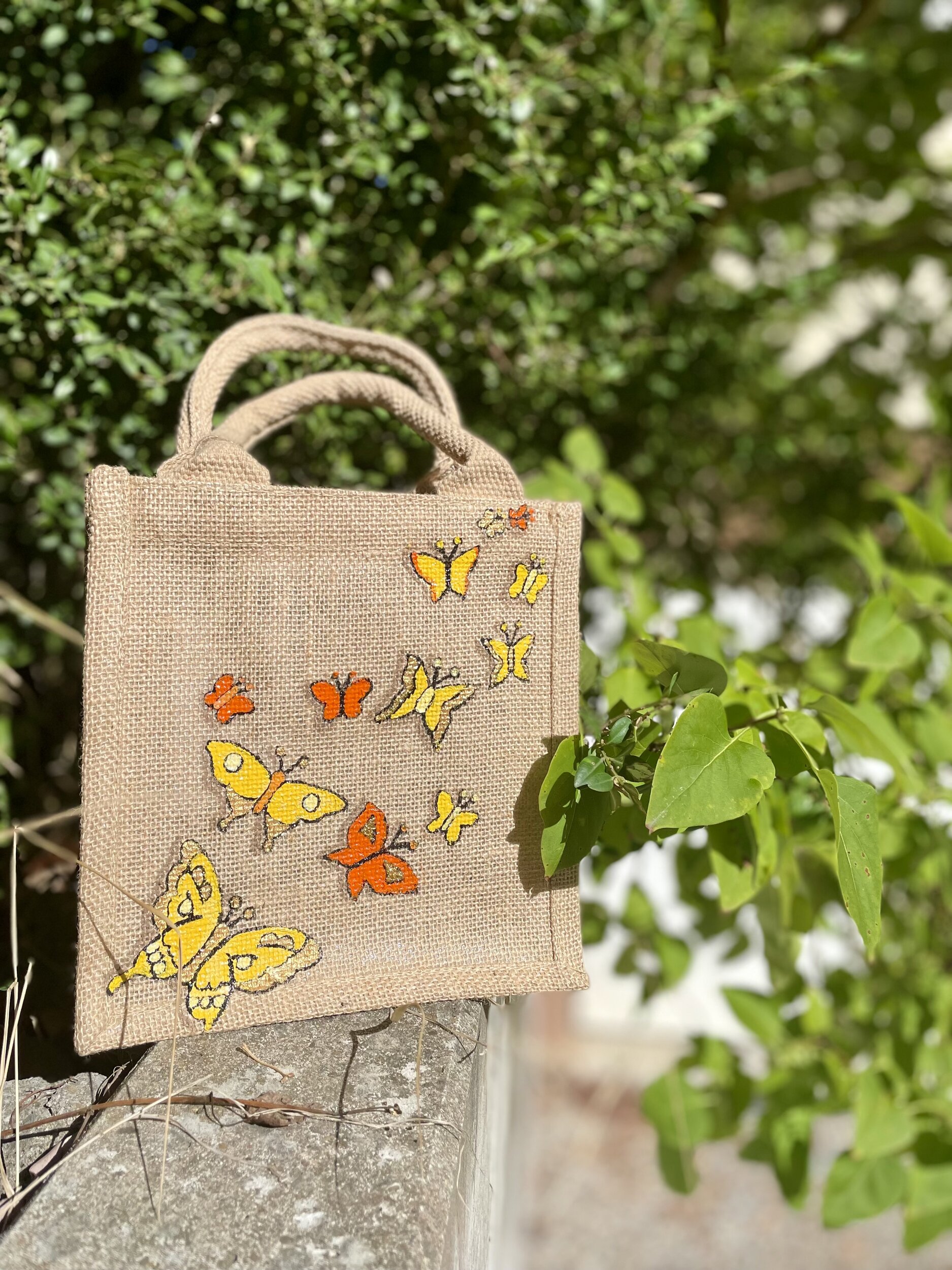 Petit sac en jute avec des papillons orange et jaune peints à la main par Elles et No.