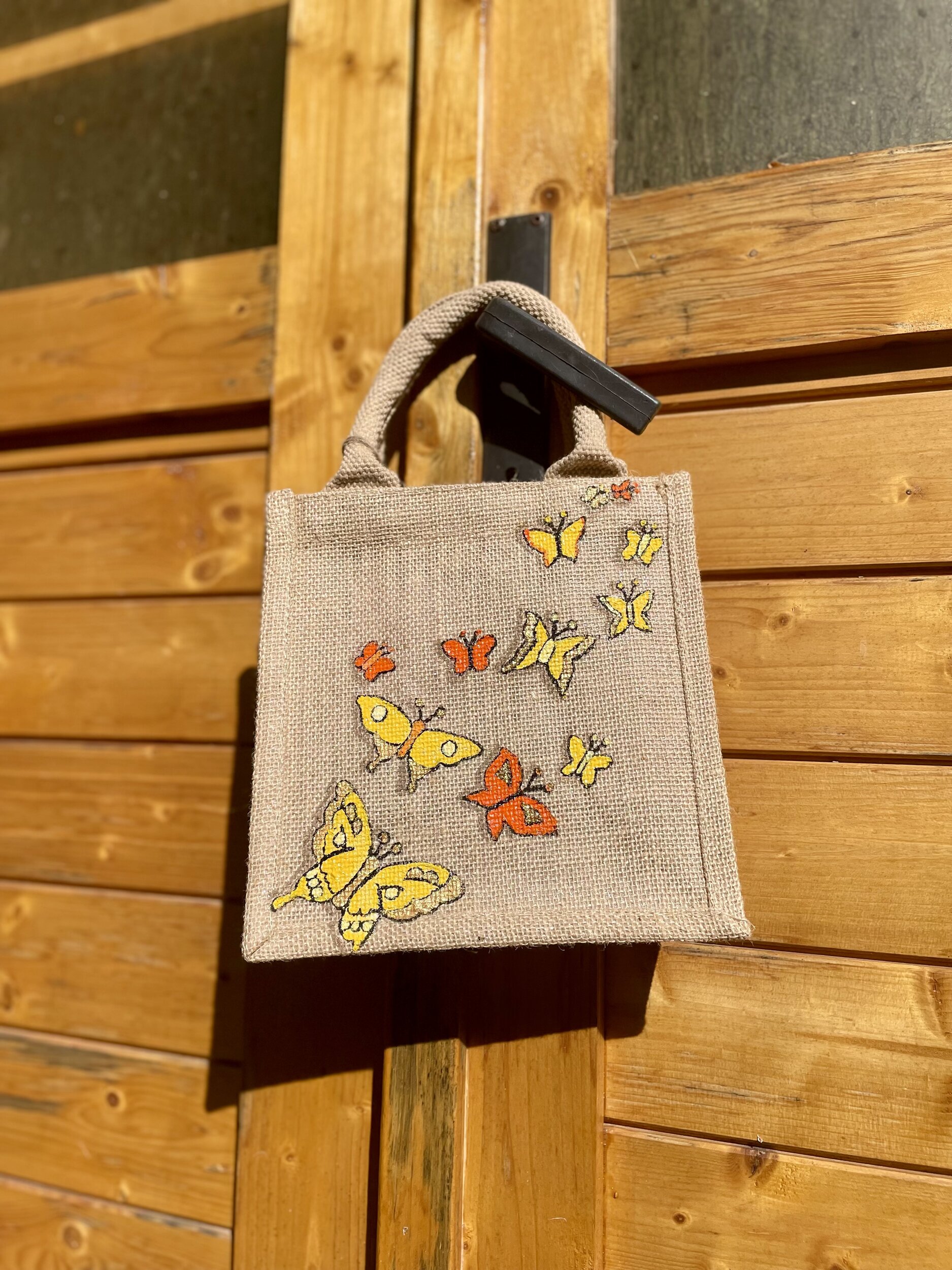 Petit sac en jute avec des papillons orange et jaune peints à la main par Elles et No.