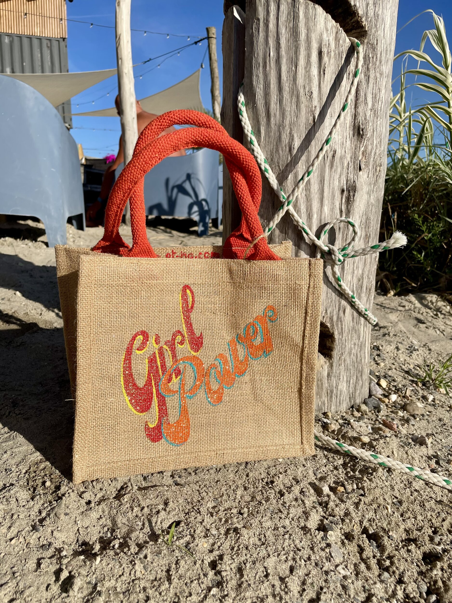 sac en jute avec le message girl power peint à la main par Elles et No.2