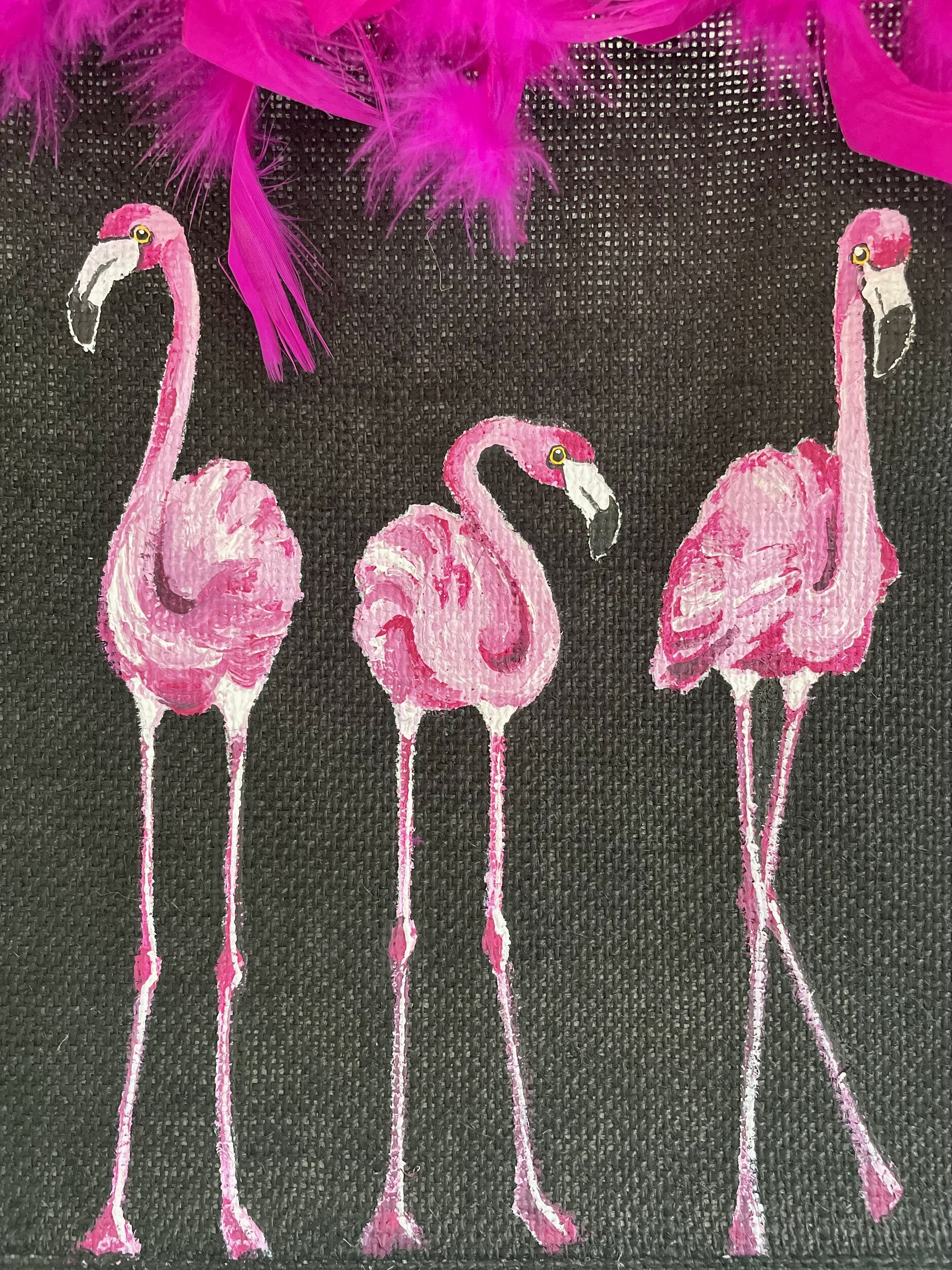 sac en jute noire avec des flamants roes peints à la main par Elles et No. et un boa rose en vraies plumes collé sur le bord du sac détail