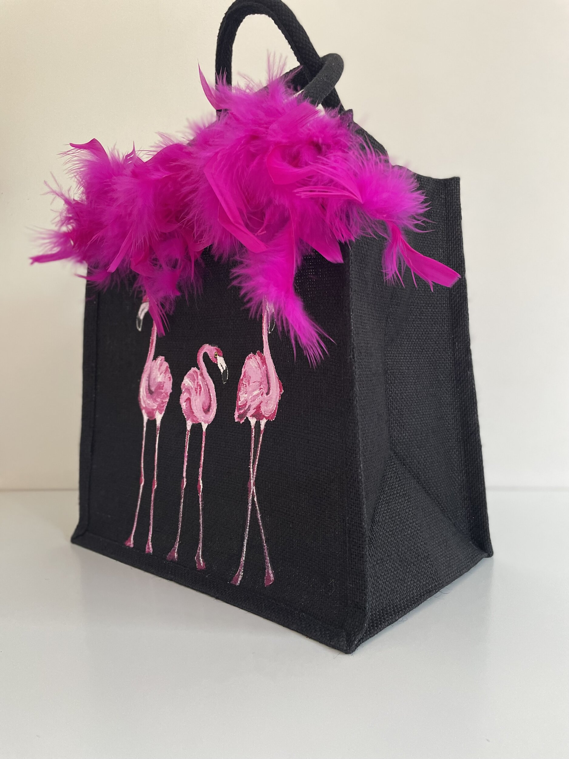 sac en jute noire avec des flamants roes peints à la main par Elles et No. et un boa rose en vraies plumes collé sur le bord du sac5