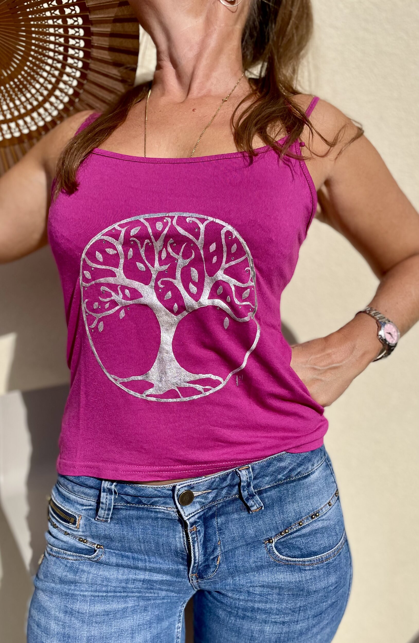 Top. rose pour femme avec un arbre de vie argenté peint à la main par Elles et No.