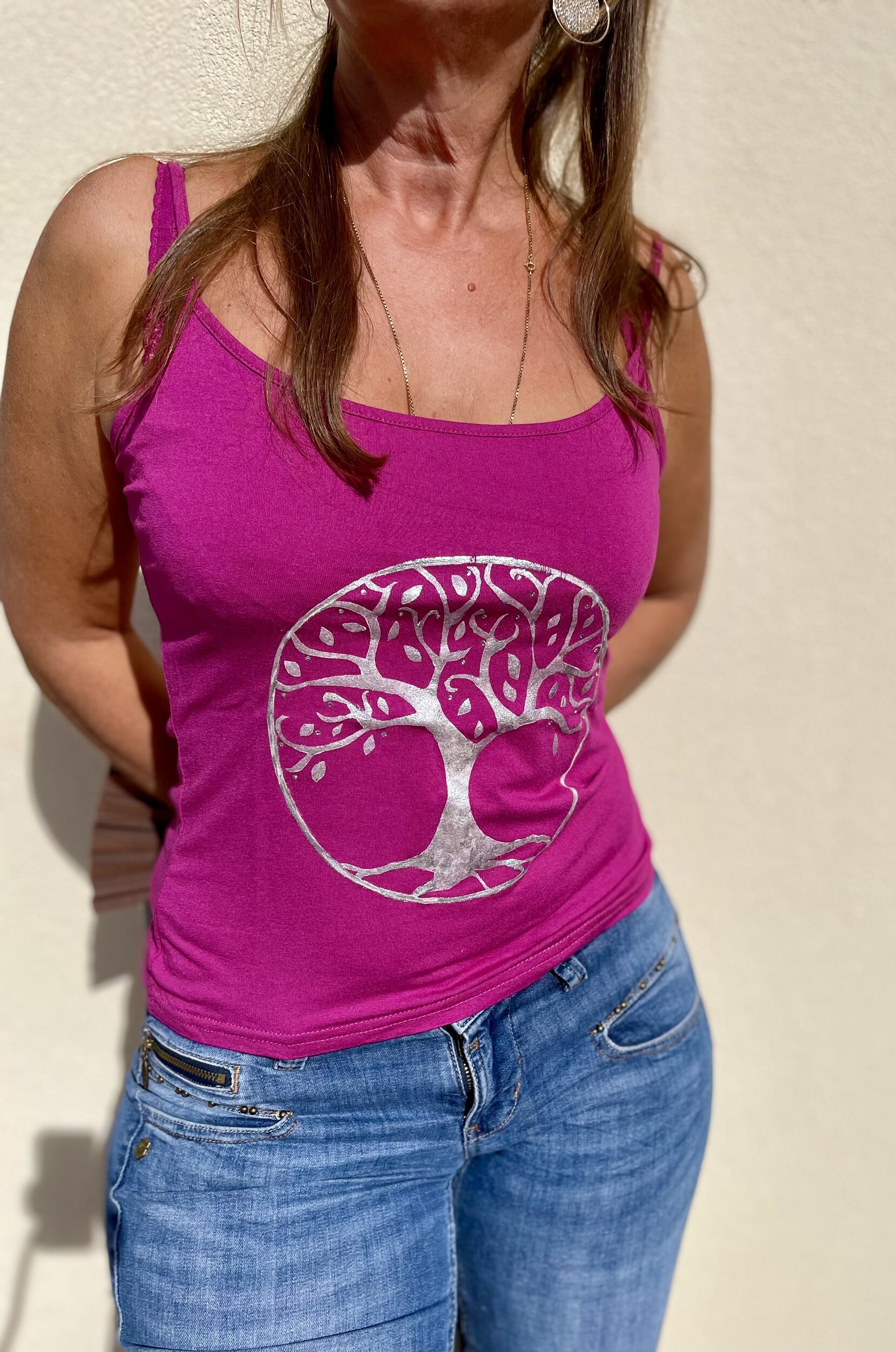 Top. rose pour femme avec un arbre de vie argenté peint à la main par Elles et No.
