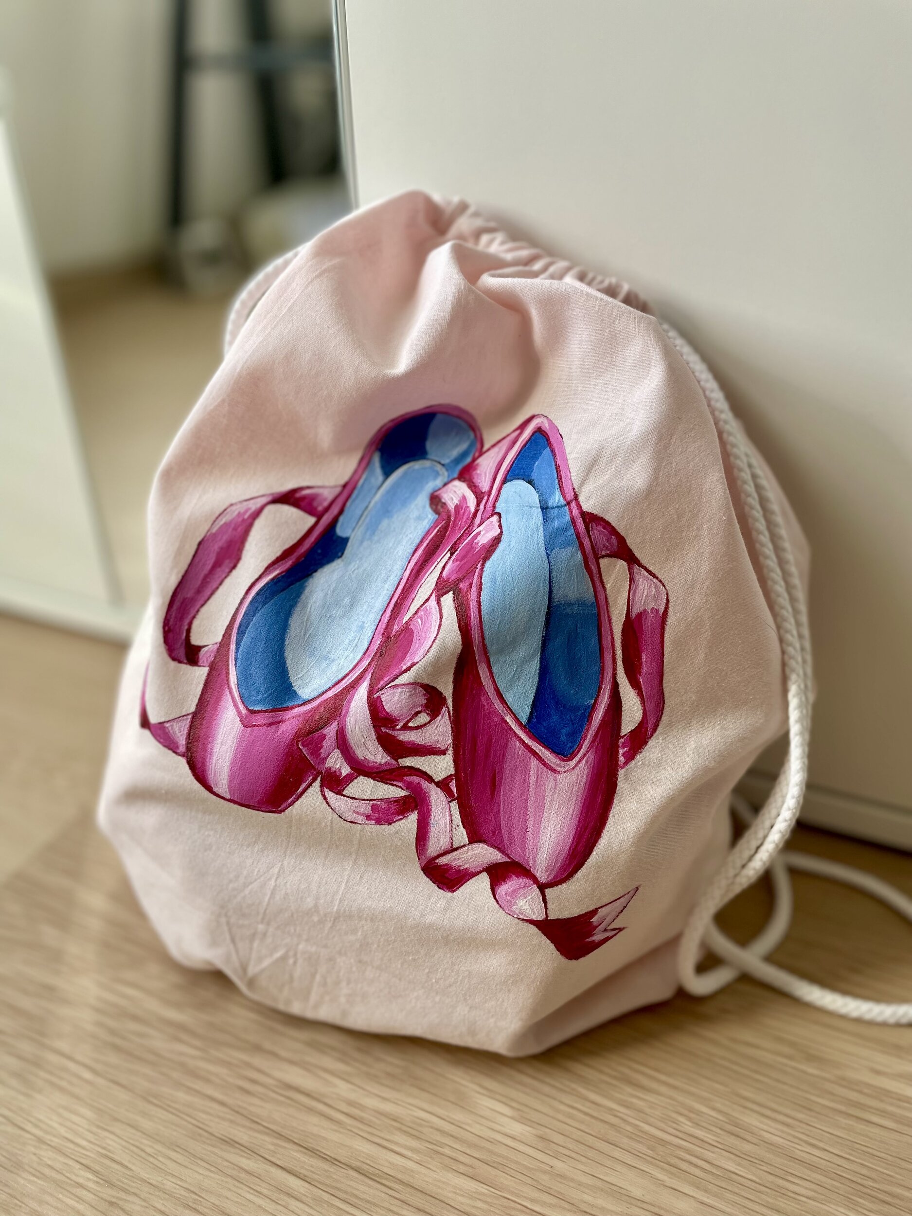 sac à cordons en coton rose clair avec des chaussons de danse roses peints à la main par Elles et No.