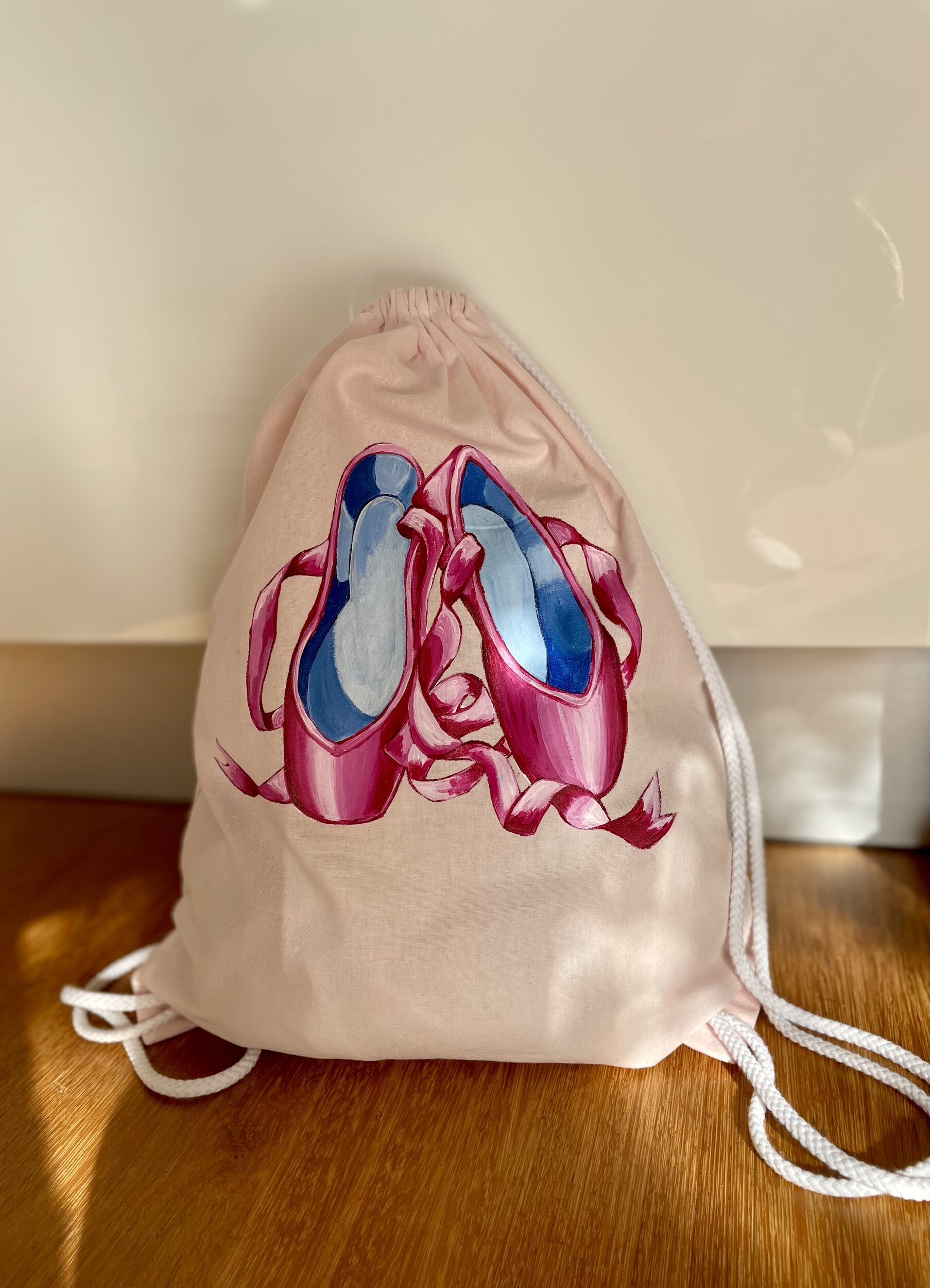 sac à cordons en coton rose avec des chaussons de danse peints à la main par Elles et No.