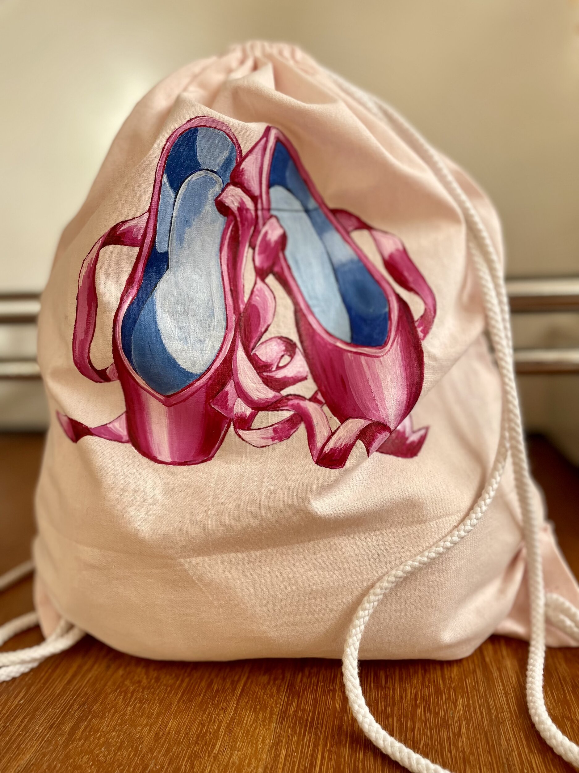 sac à cordons rose pale avec des chasussons de danse peints à la main par Elles et No. .jpeg
