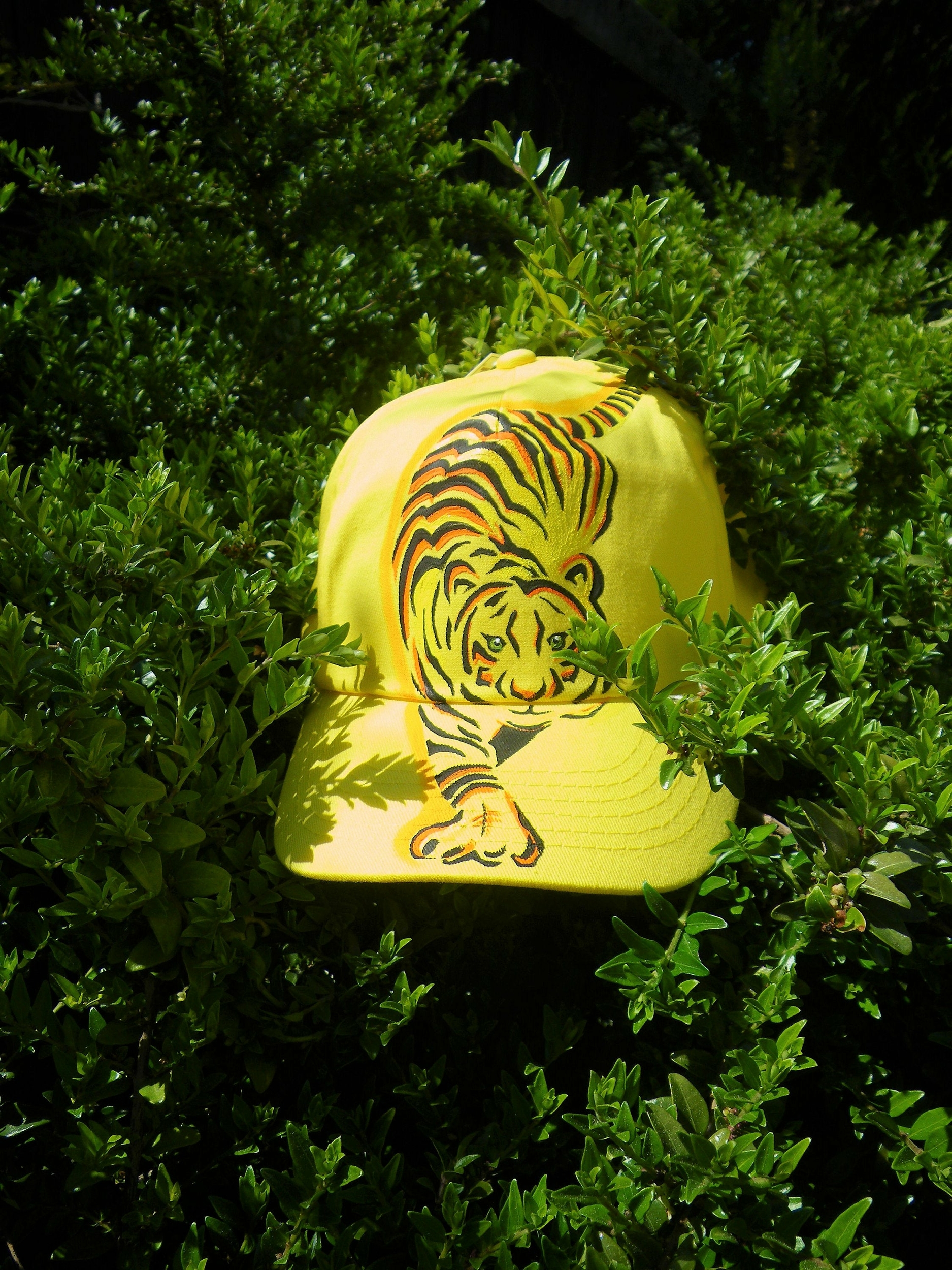 casquette enfant jaune avec tigre