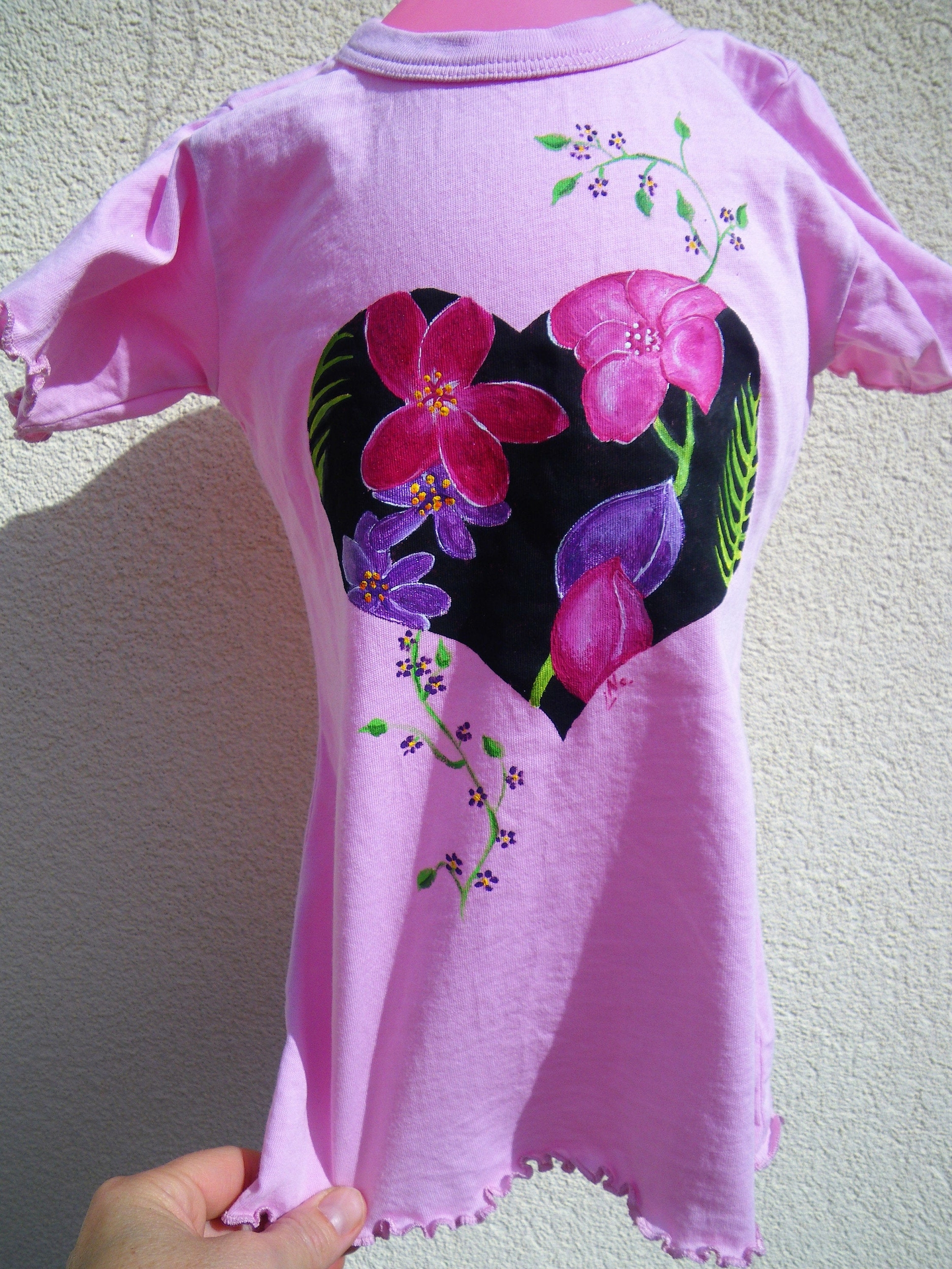 t-shirt fille rose avec coeur et fleurs