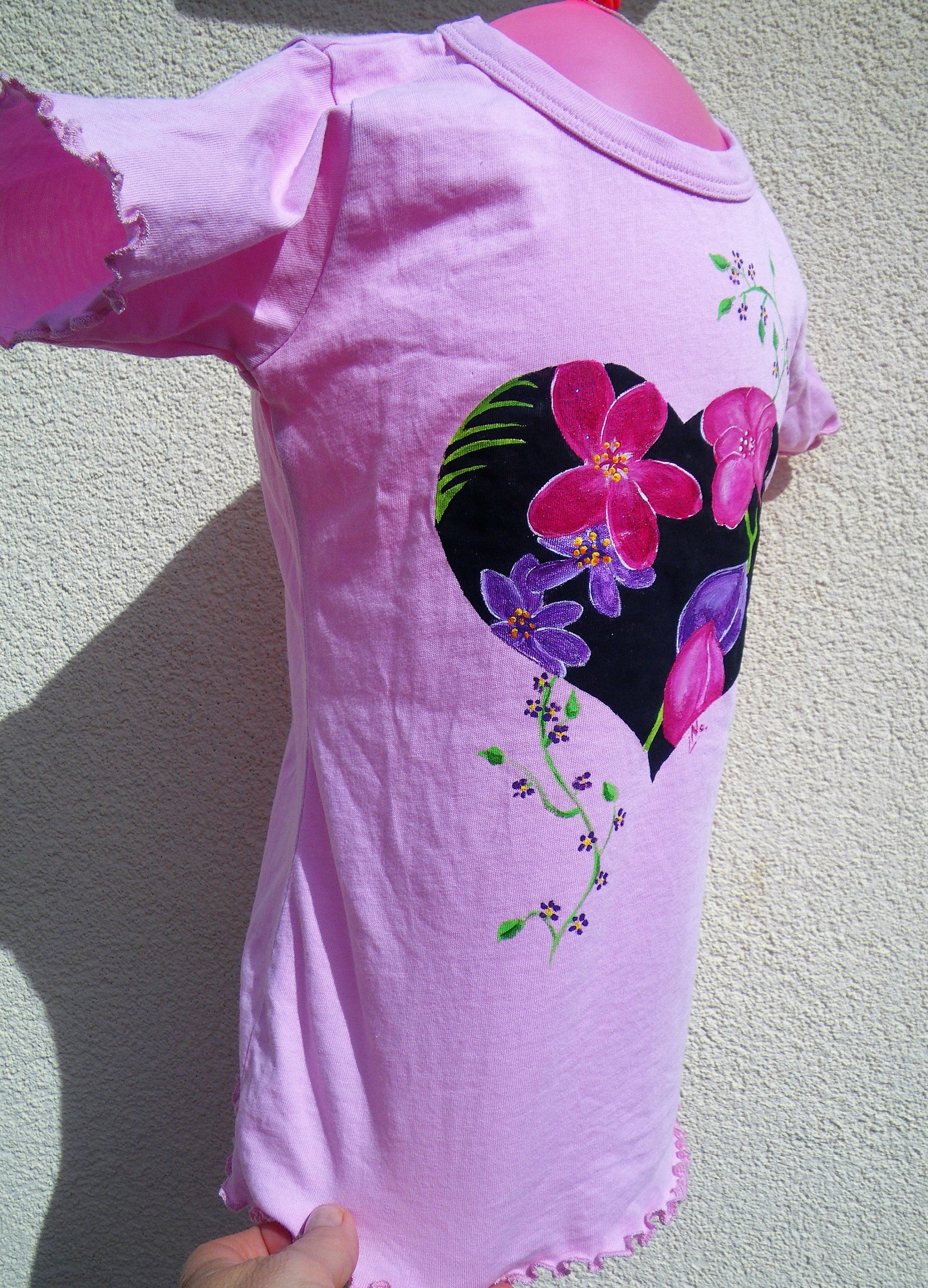 t-shirt fille rose avec coeur et fleurs