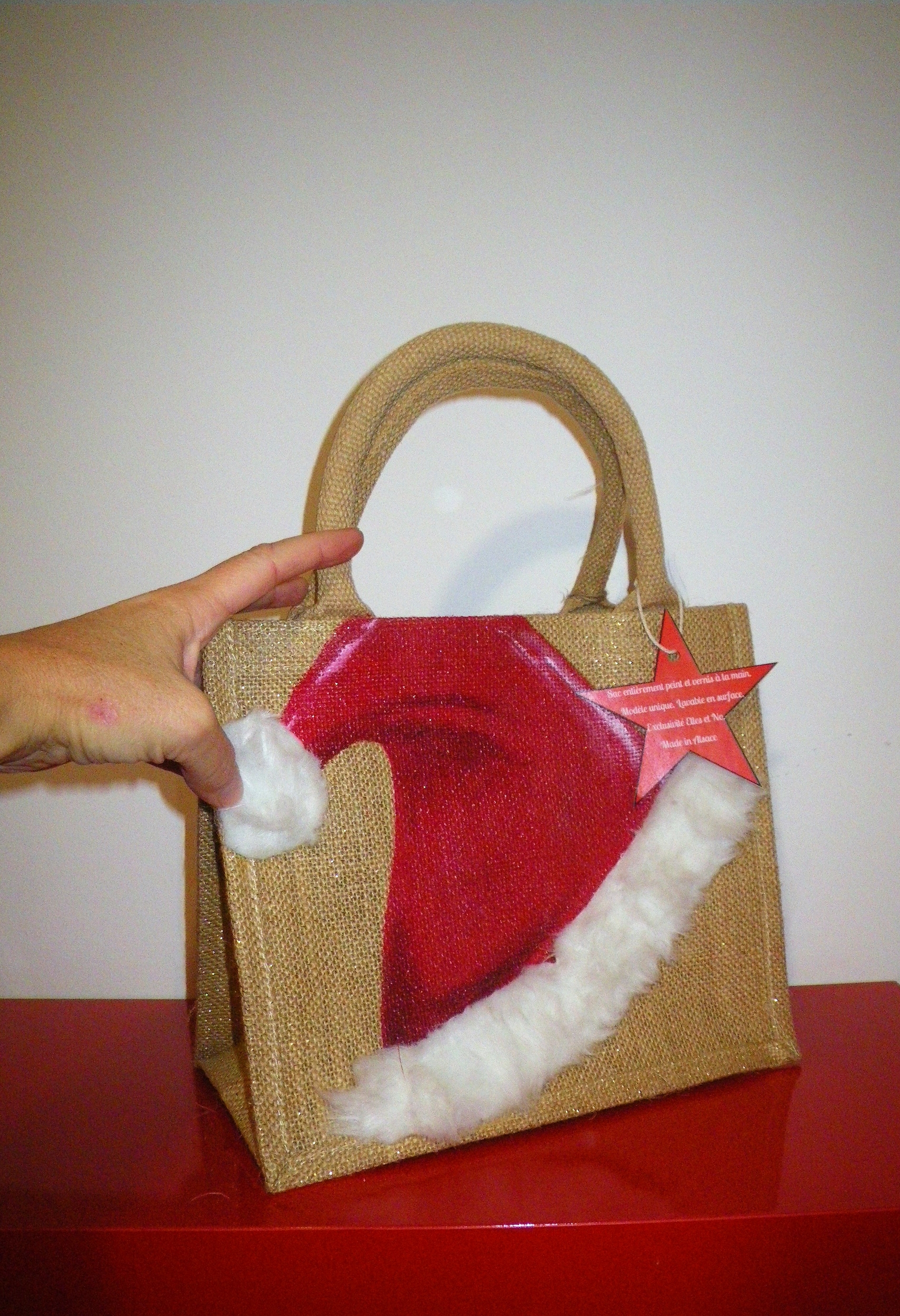 petit sac en jute avec chapeau de Père Noël