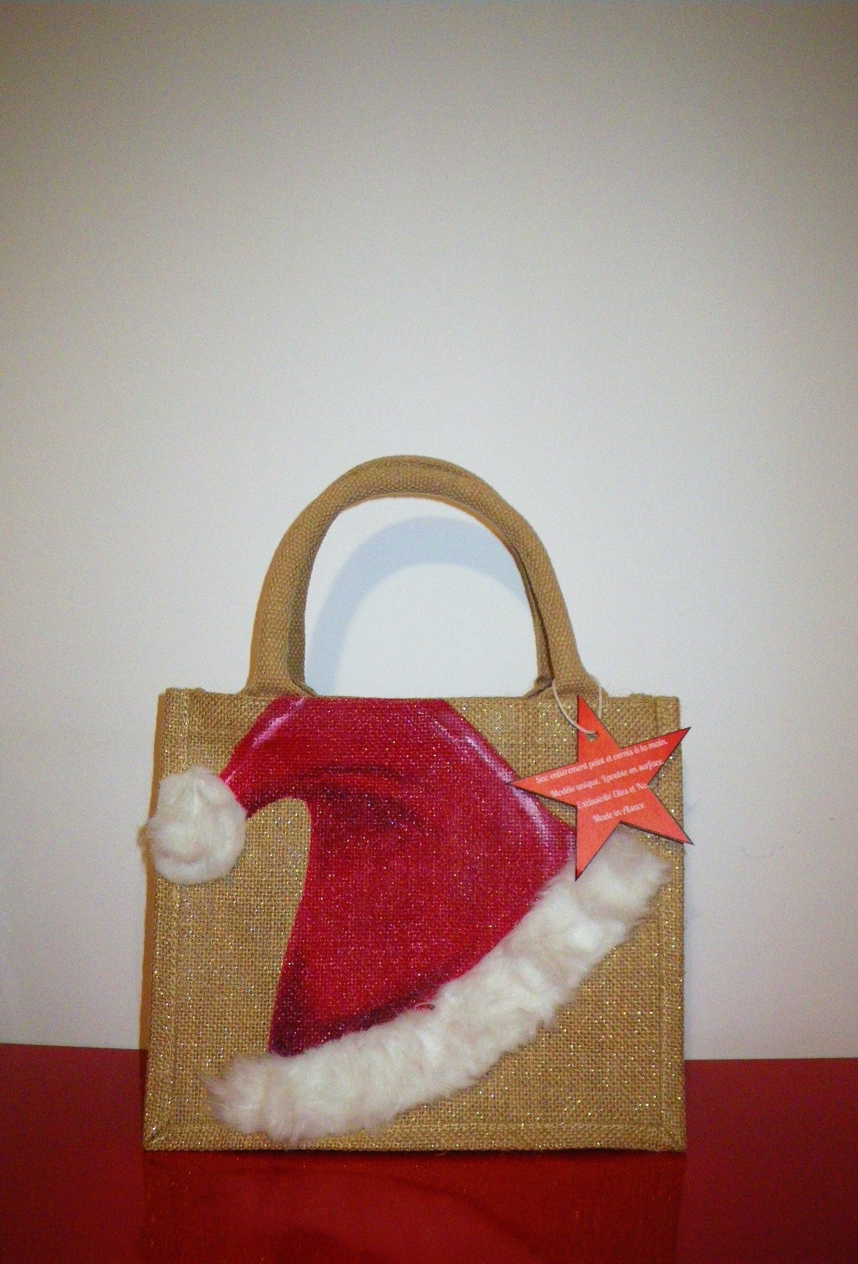 petit sac en jute avec chapeau de Père Noël