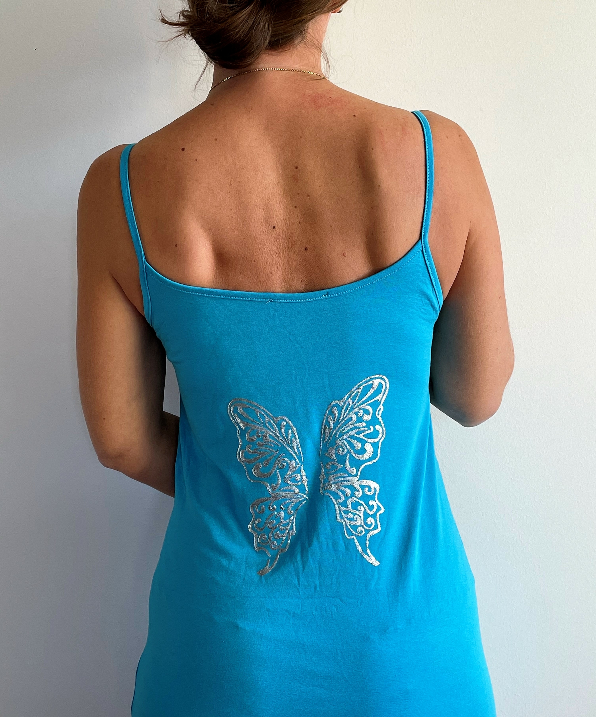 robe bleue avec ailes de papillons dans le dos (5)