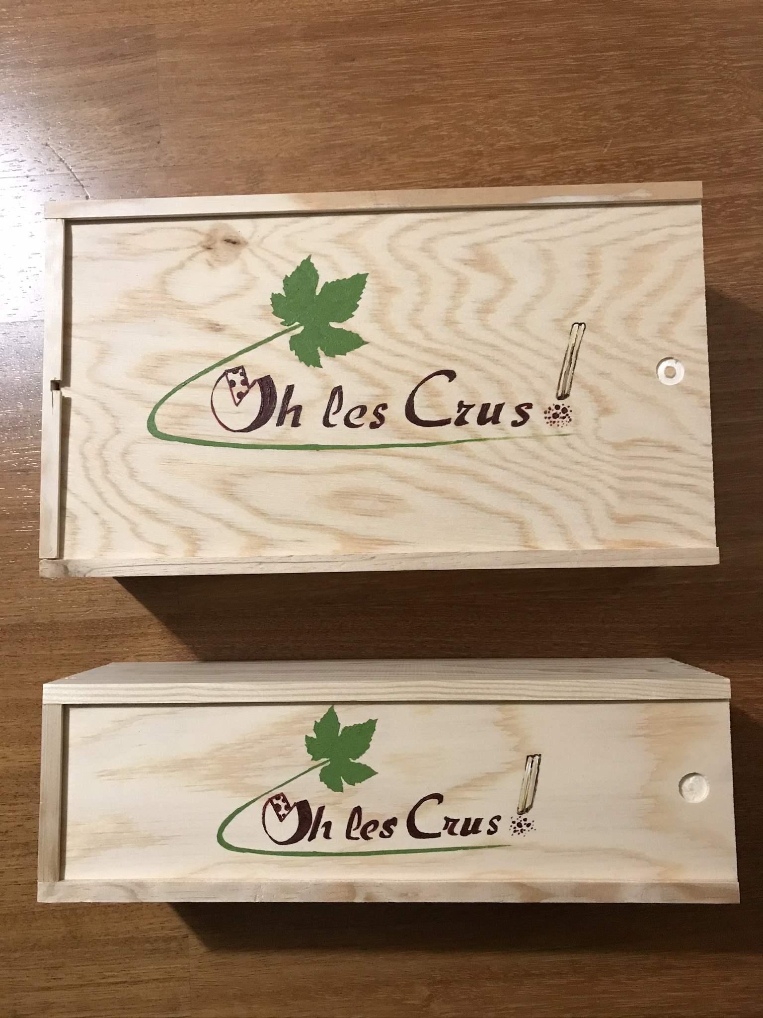 boite en bois avec le logo d entreprise peint a la main par elles et no