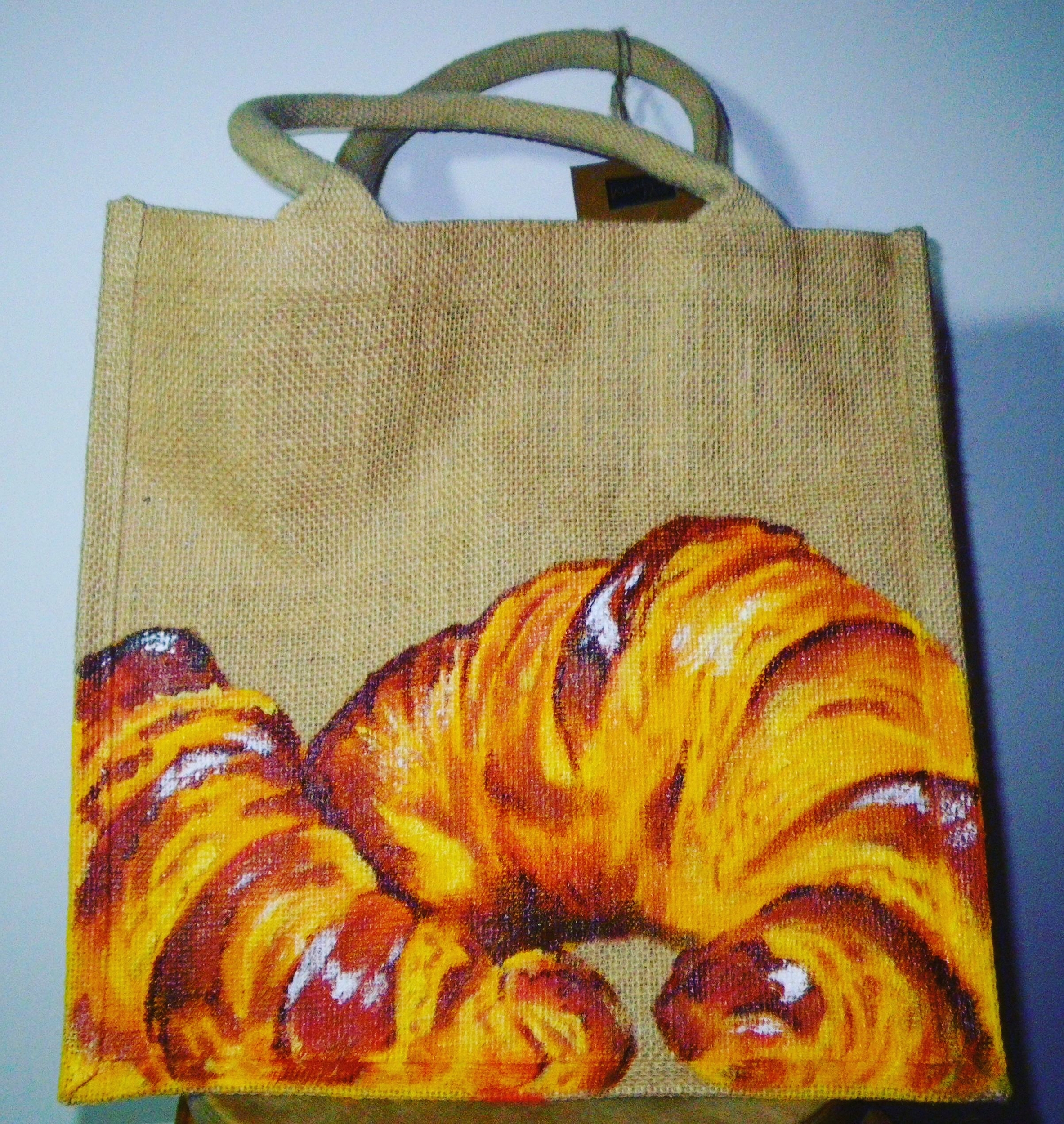 sac en jute avec croissants en gros plan peints à la main 