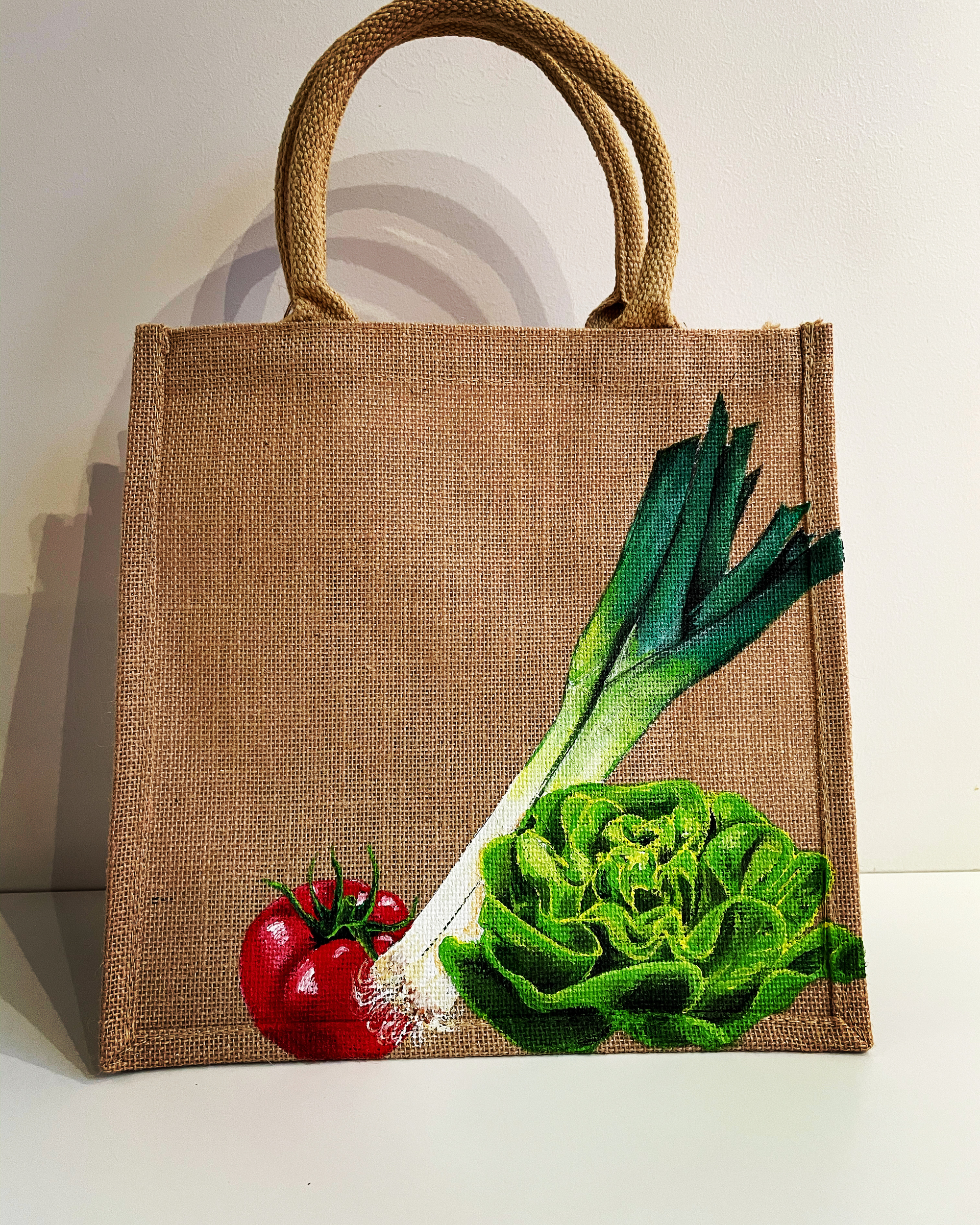 Sac de courses en jute avec des légumes peints à la main 